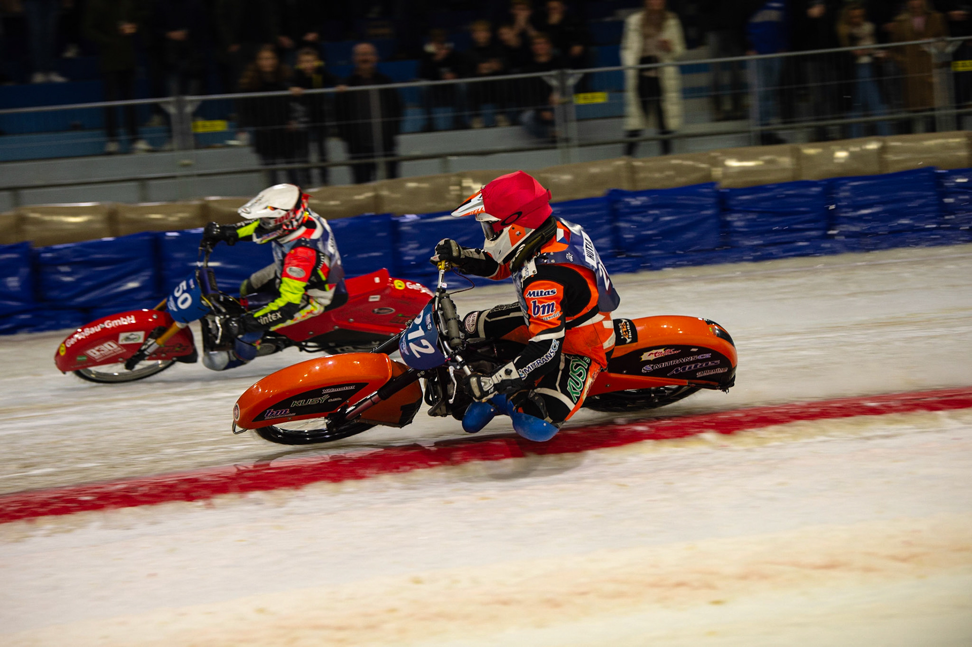 HEERENVEEN, NL. Lukas Hutla (212) (Red) inside Harald Simon (50) (White) during the FIM Ice Speedway Gladiators World Championship Final 3 at Ice Rink Thialf, Heerenveen on Saturday  2 April 2022. (Credit: Ian Charles | MI News)