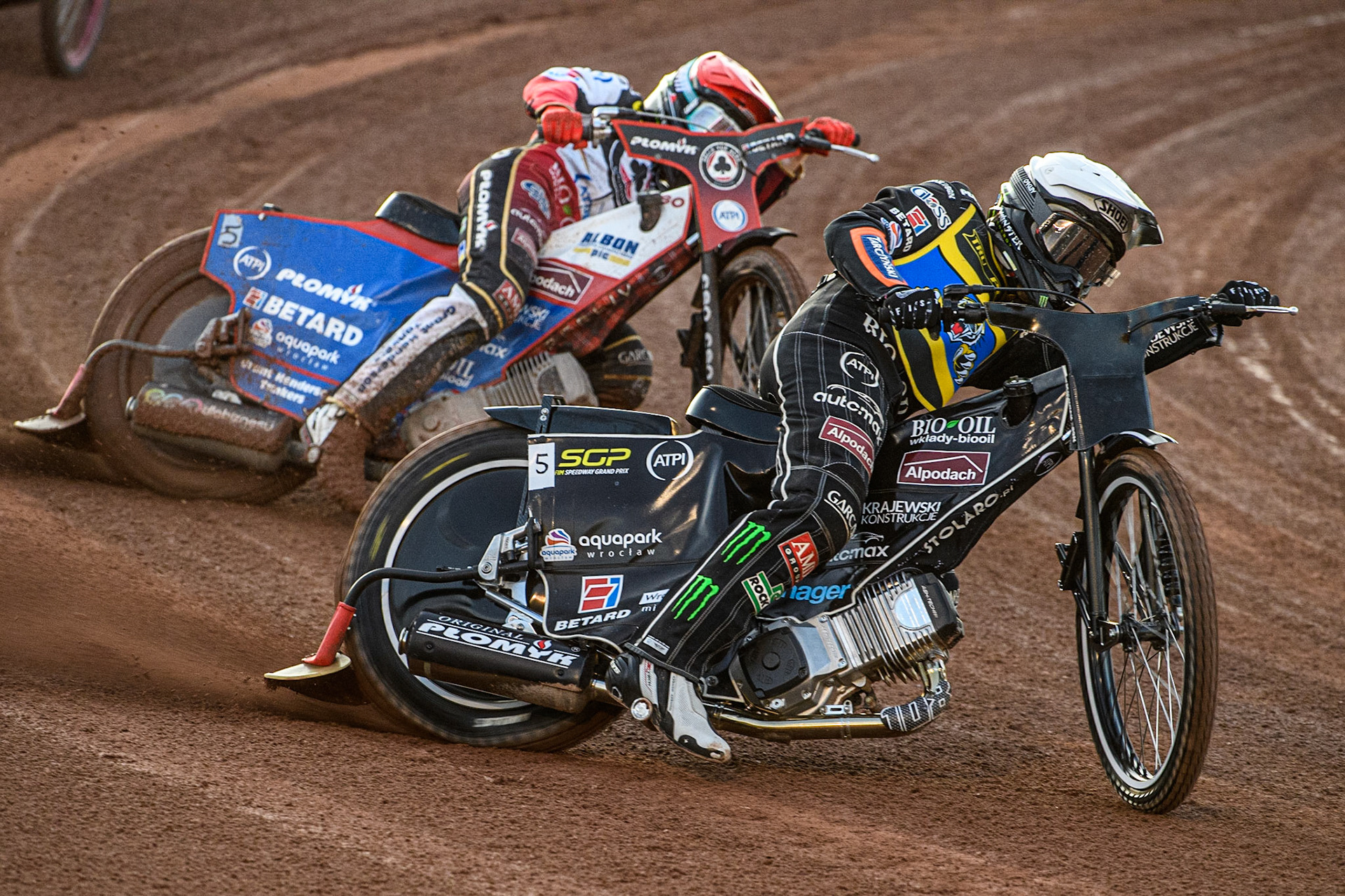 Tai Woffinden (White) leads Dan Bewley (Red) during the Sports Insure Premiership match between Belle Vue Aces and Sheffield Tigers at the National Speedway Stadium, Manchester on Monday 7th August 2023. (Photo: Ian Charles | MI News)