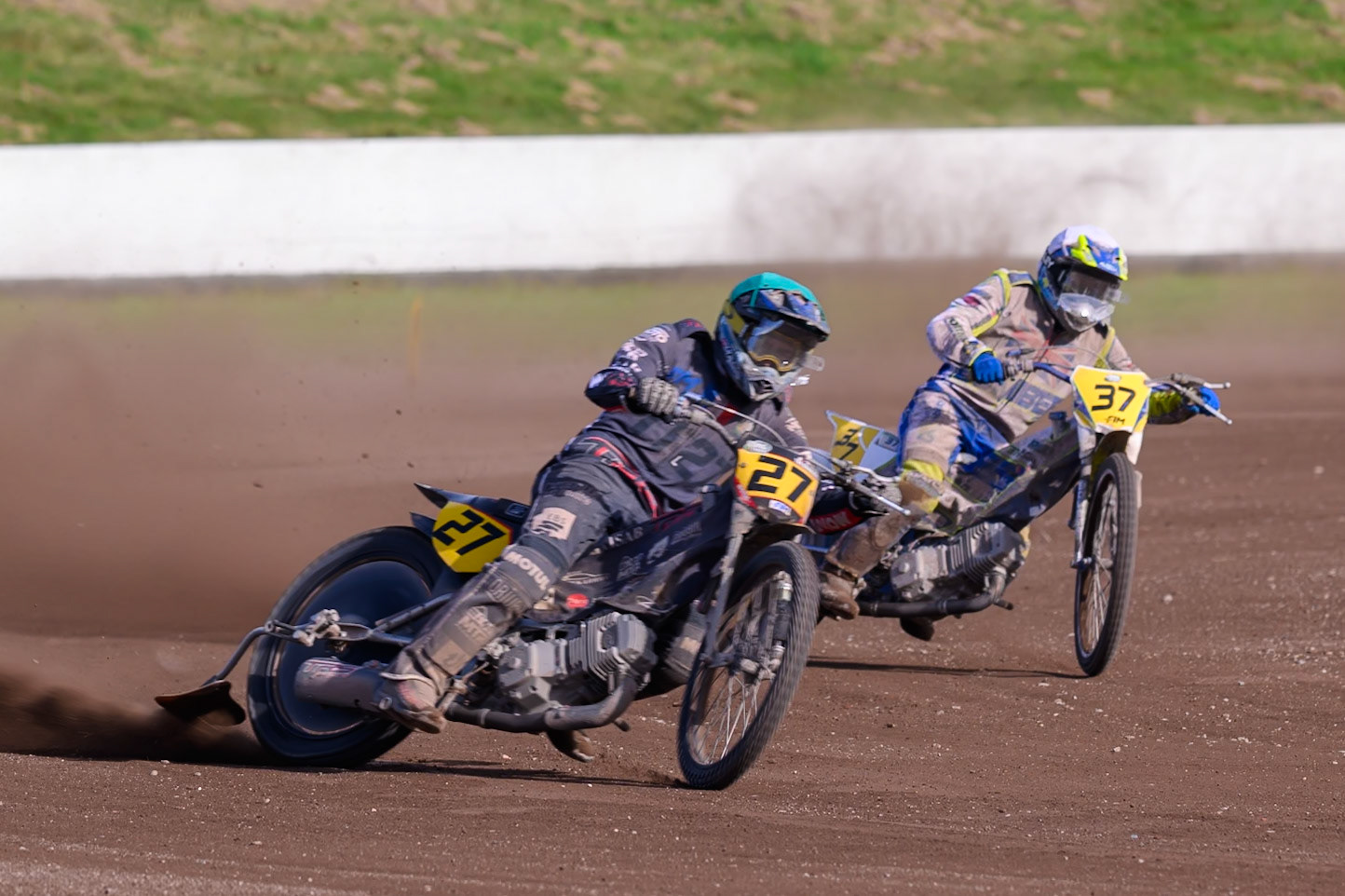 Mathias Trésarrieu (27) of France in Green leading Chris Harris (37) of Great Britain in White in the last chance heat during the FIM Long Track World Championship Final 4, at the Speed Centre Roden, Netherlands on Sunday 21st September 2025. (Photo: Ian Charles | MI News)during the FIM Long Track World Championship Final 4, at the Speed Centre, Roden on Sunday 21st September 2025. (Photo: Ian Charles | MI News)