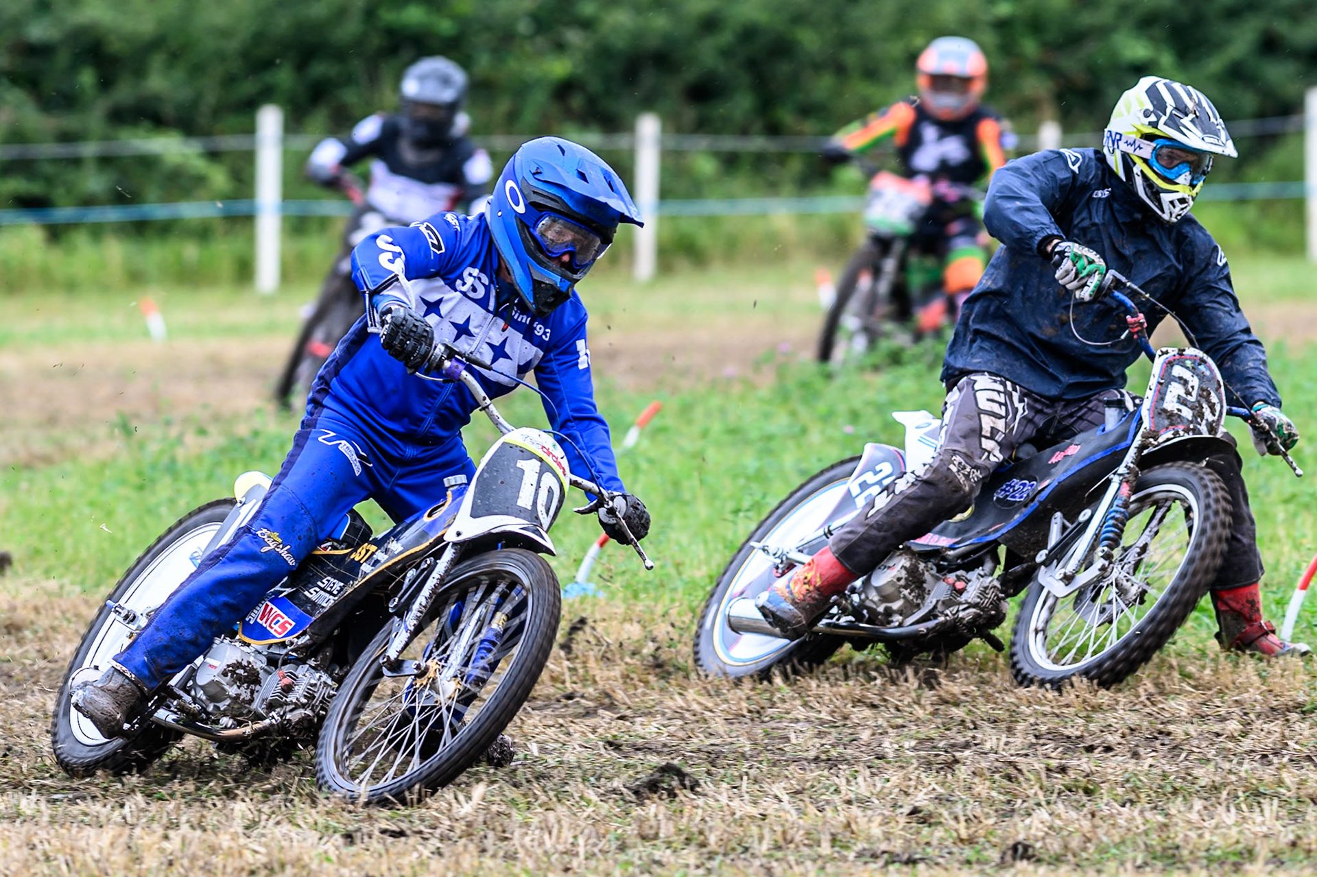 Tony Atkin (10) rides outside Phil Tomas (22) in the GT140 Class during the ACU Northern Grass Track Riders Championship at Cheshire Grass Track Club, Frog Lane, Knutsford, Cheshire on Sunday 20th July 2025. (Photo: Ian Charles | MI News)