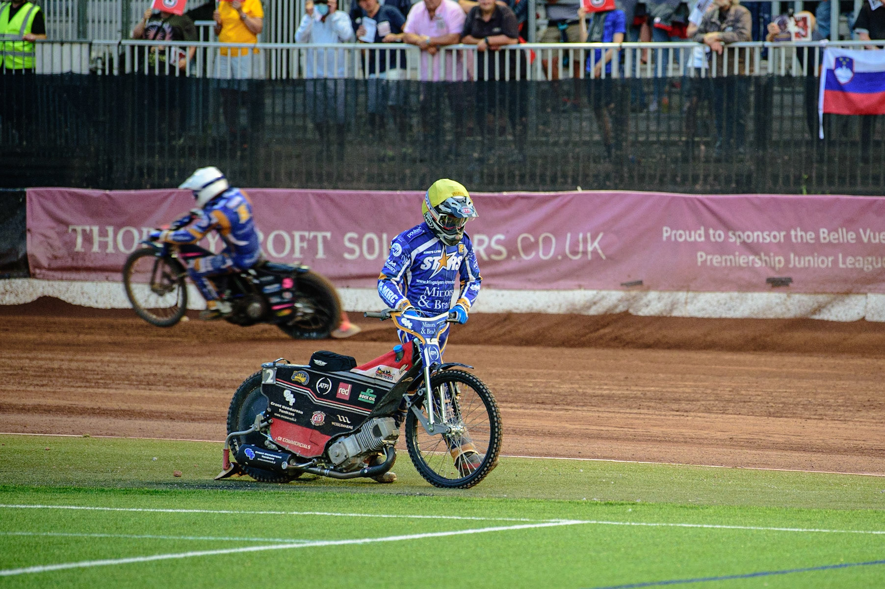 MANCHESTER UK  Richie Worrall  pushes his bike back to the pits after his mechanical breakdown during the SGB Premiership match between Belle Vue Aces and King's Lynn Stars at the National Speedway Stadium, Manchester on Monday 11th July 2022. (Credit: Ian Charles | MI News)