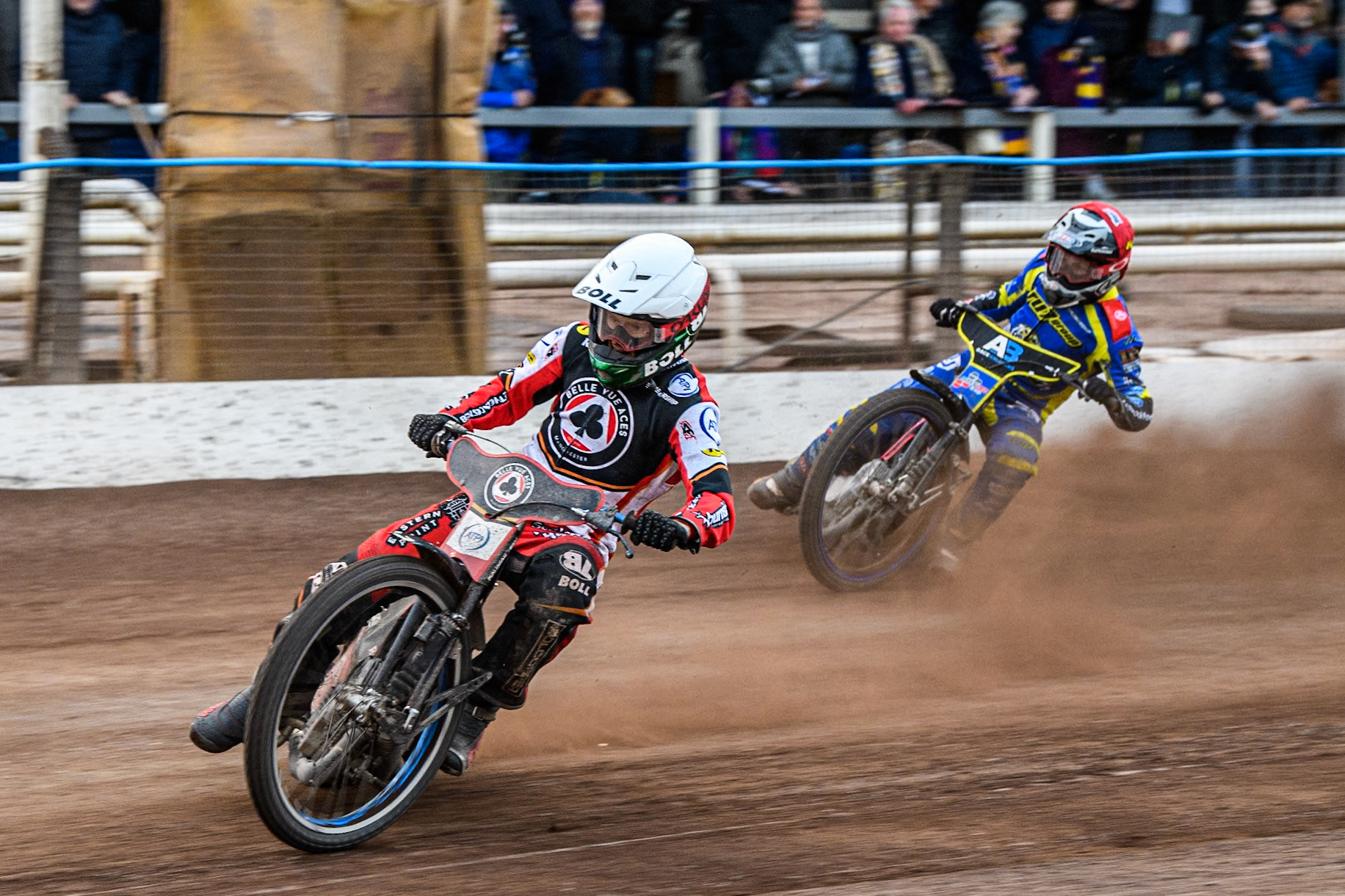 Brady Kurtz of Belle Vue Aces in White leading Josh Pickering of Sheffield Tigers in Red during the Rowe Motor Oil Premiership match between Sheffield Tigers and Belle Vue Aces at Owlerton Stadium, Sheffield on Monday 5th May 2025. (Photo: Ian Charles | MI News)