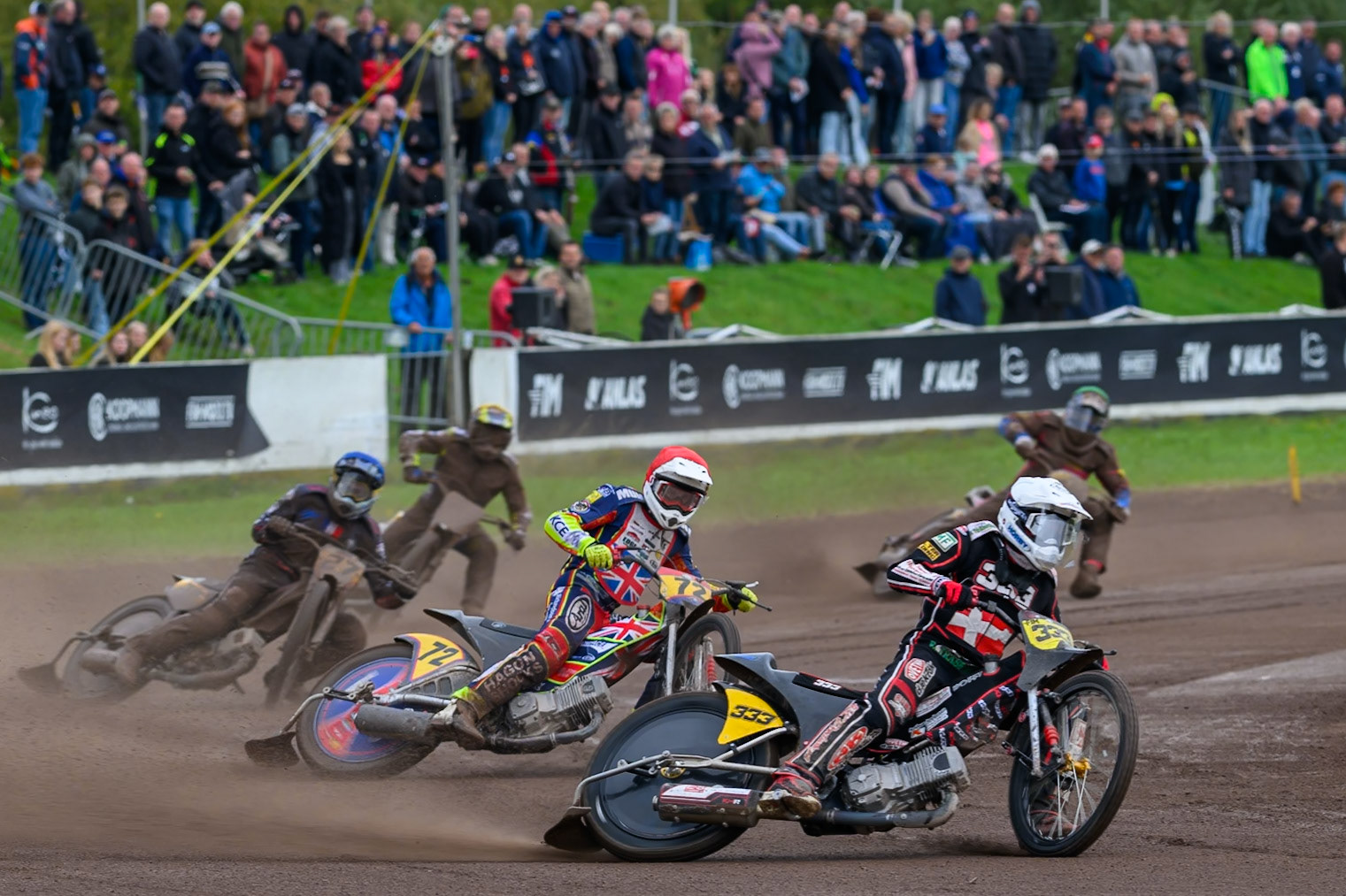 Kenneth Kruse Hansen (333) of Denmark in White leading Jake Mulford (72) of Great Britain in Red during the FIM Long Track World Championship Final 4, at the Speed Centre Roden, Netherlands on Sunday 21st September 2025. (Photo: Ian Charles | MI News)during the FIM Long Track World Championship Final 4, at the Speed Centre, Roden on Sunday 21st September 2025. (Photo: Ian Charles | MI News)