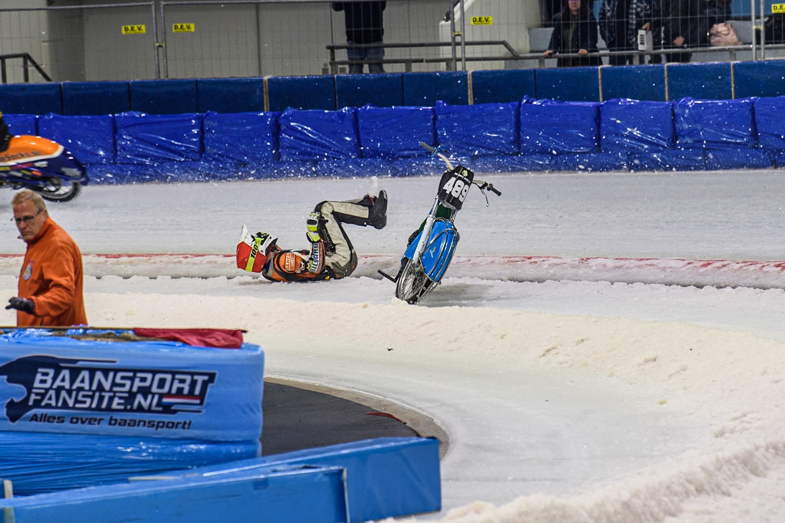 Melwin Björklin of Sweden falls when eating the Grand Final during the Roelof Thijs Bokaal, Ice Rink Thialf, Heerenveen, Netherlands on Friday 4th April 2025. (Photo: Ian Charles | MI News)