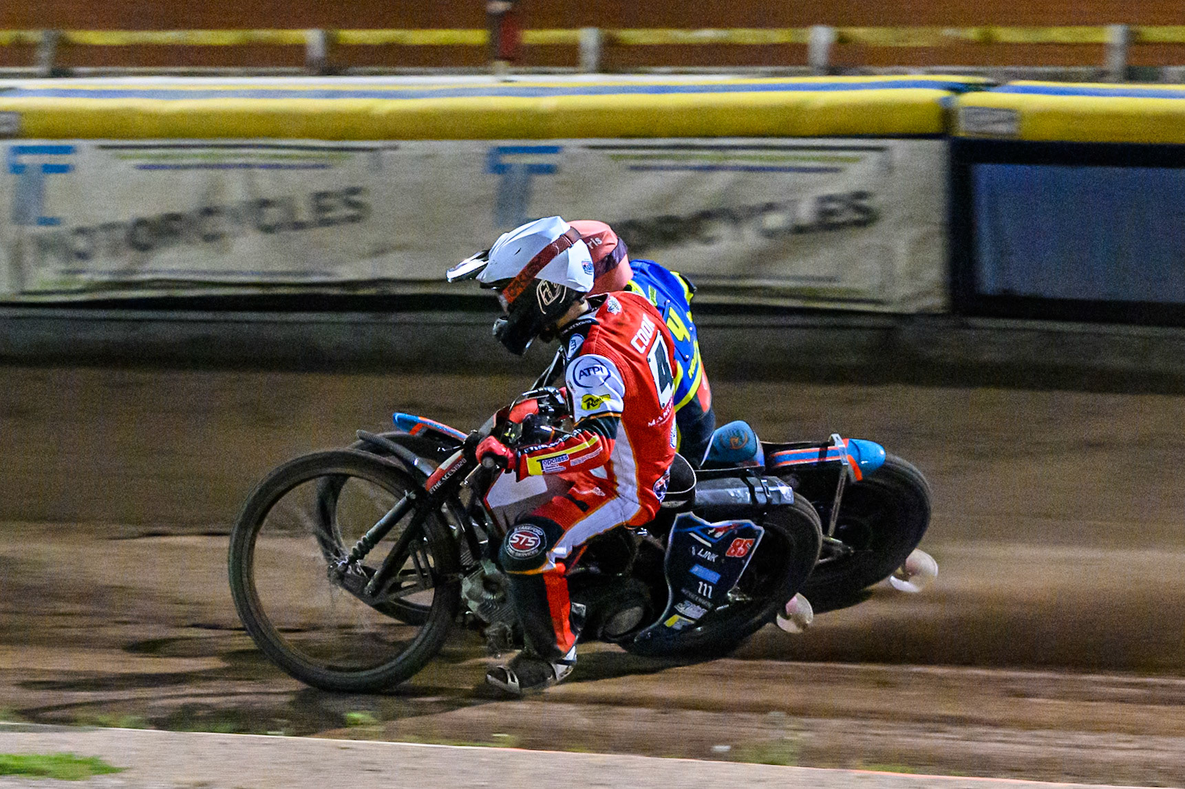 Zach Cook of Belle Vue Aces  in White battles with Nick Morris of Sheffield Tigers  in Red during the Rowe Motor Oil Premiership match between Sheffield Tigers and Belle Vue Aces at Owlerton Stadium, Sheffield on Monday 11th August 2025. (Photo: Ian Charles | MI News)