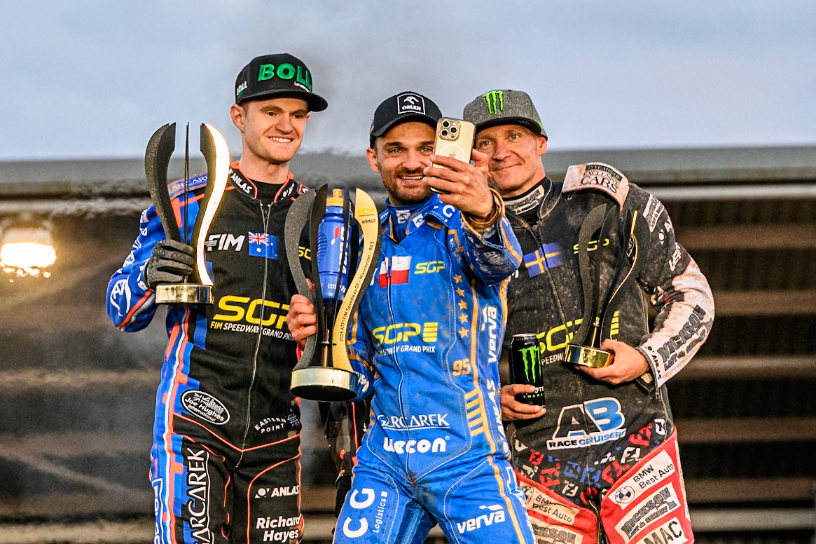 Selfie Time for the top 3 during the ATPI FIM Speedway Grand Prix Round 5 at the National Speedway Stadium, Manchester, on Saturday 14th June 2025. (Photo: Ian Charles | MI News)