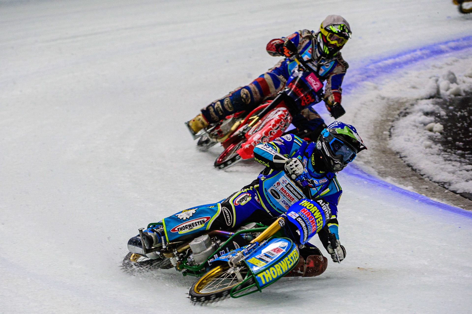 Luca Bauer (Blue) leads Jan Klatovsky (White) during the Race of Legends at the Max-Aicher-Arena, Inzell on Friday 17th March 2023. (Photo: Ian Charles | MI News)