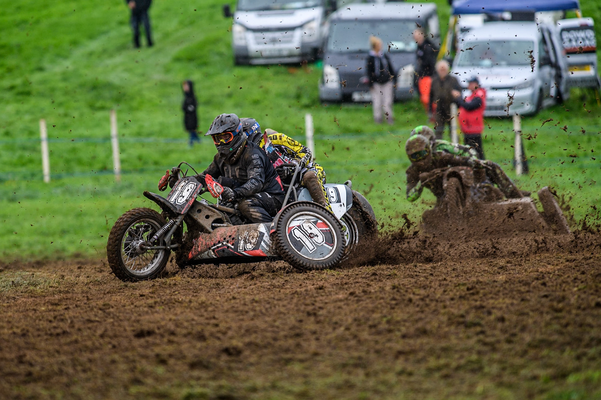 Andy Minard &amp; Lewis Davis (19) in action in the 1000cc Sidecar Class during the ACU British Upright Championships at Woodhouse Lance, Gawsworth, Cheshire on Sunday 8th September 2024. (Photo: Ian Charles | MI News)