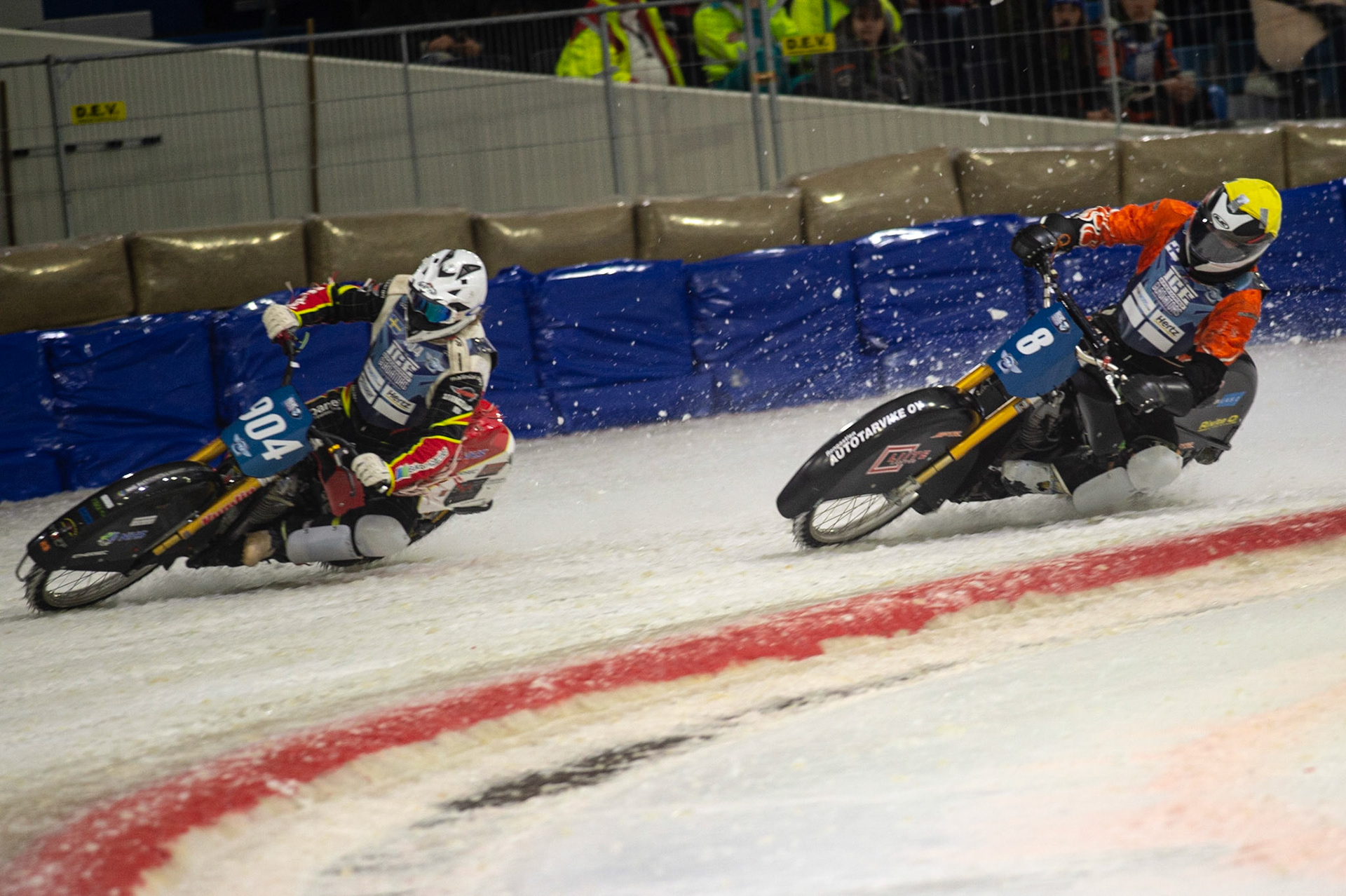 HEERENVEEN, NL. Joakim Söderström (904) (White)  Aki Ala-Riihimäki (8) (Yellow) during  the FIM Ice Speedway Gladiators World Championship Final 3 at Ice Rink Thialf, Heerenveen on Saturday  2 April 2022. (Credit: Ian Charles | MI News)