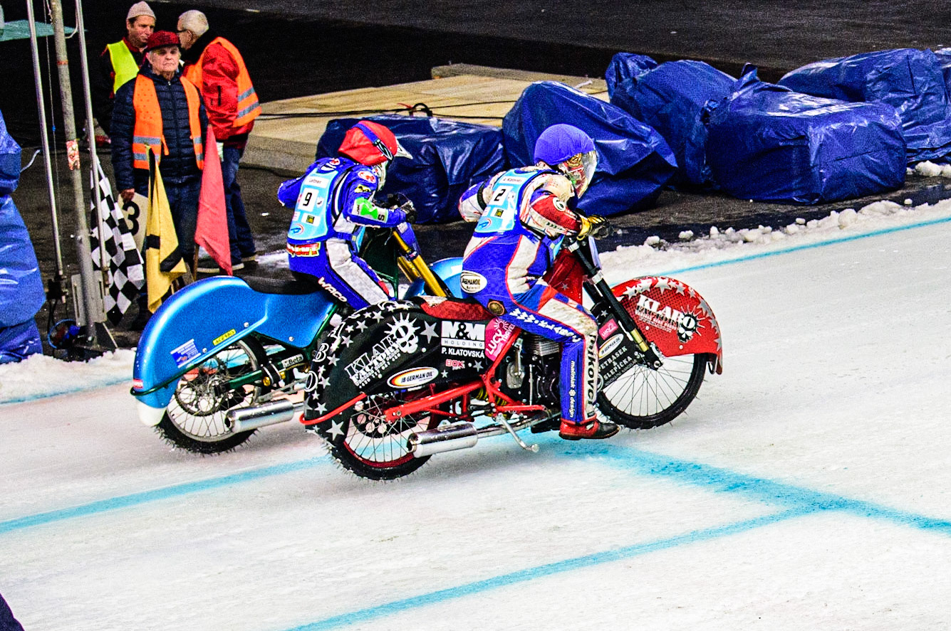 Re-Run of Heat 18, Martin Leitner (Red) leaves the line alongside Antonin Klatovsky (Blue) during the Race of Legends at the Max-Aicher-Arena, Inzell on Friday 17th March 2023. (Photo: Ian Charles | MI News)