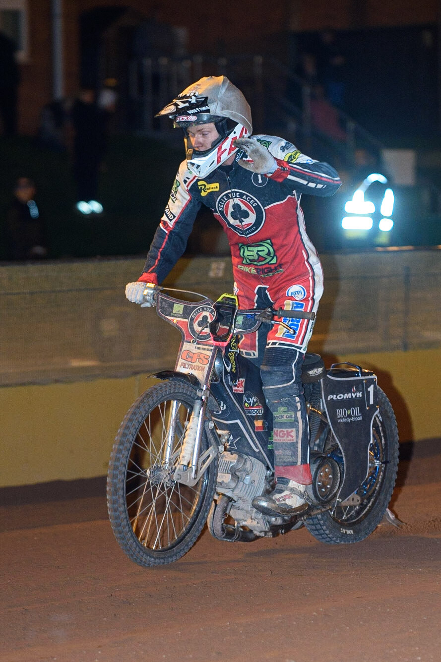 WOLVERHAMPTON, UK. AUGUST 30TH. Dan Bewley  acknowledges the crowdduring the SGB Premiership match between Wolverhampton Wolves and Belle Vue Aces at Monmore Green Stadium, Wolverhampton on Monday 30th August 2021. (Credit: Ian Charles | MI News)