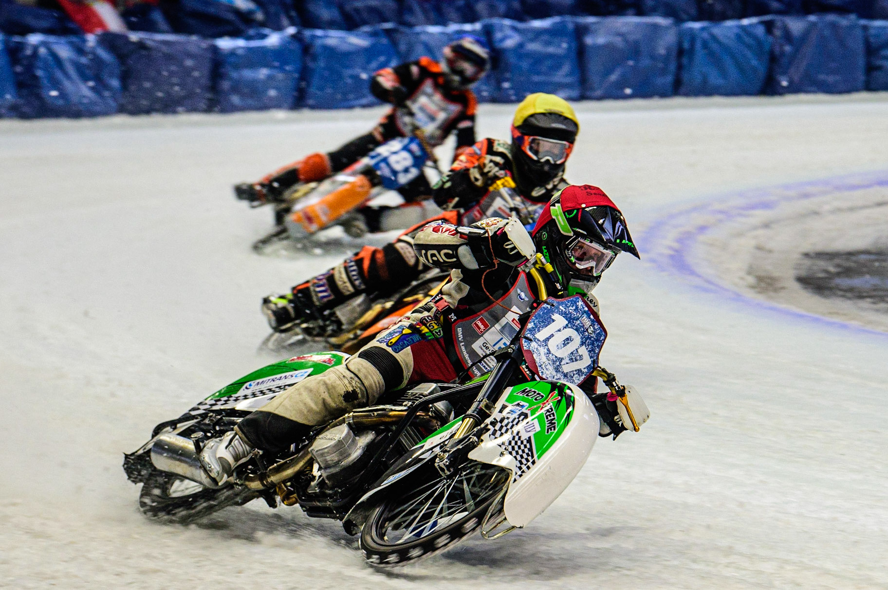 Andrej Divis (107) (Red) leads Lukas Hutla (212) (Yellow) and Sebastian Reitsma (283) (Blue) during the Ice Speedway Gladiators World Championship Final 2 at Max-Aicher-Arena, Inzell, Germany on Sunday 19th March 2023. (Photo: Ian Charles | MI News)