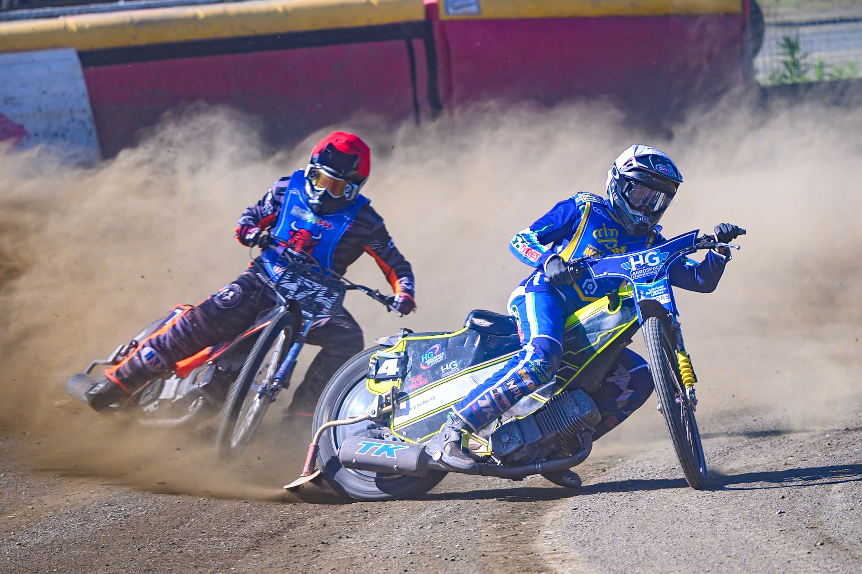 Vinnie Foord of Edinburgh Monarchs Academy in White leading Jack Roberts of Buxton Bulls in Red during the WSRA National Development League match between Buxton Bulls and Edinburgh Monarchs Academy at Hi-Edge Speedway, Buxton on Sunday 14th June 2026. (Photo: Ian Charles | MI News)