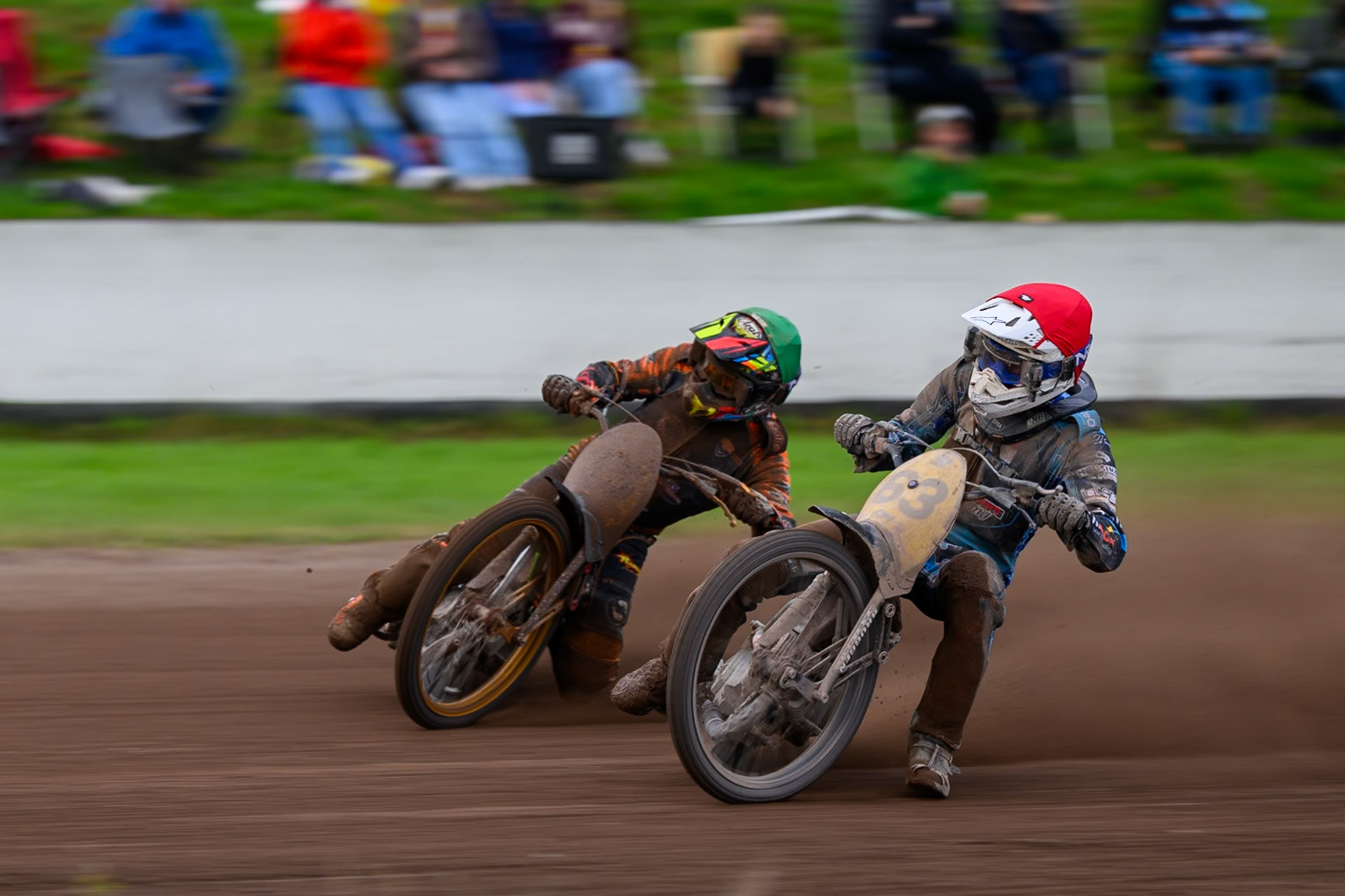 Dave Meijerink (63) of The Netherlands in Red rides inside Wild Card Rider Romano Hummel (15) of The Netherlands in Green during the FIM Long Track World Championship Final 4, at the Speed Centre Roden, Netherlands on Sunday 21st September 2025. (Photo: Ian Charles | MI News)during the FIM Long Track World Championship Final 4, at the Speed Centre, Roden on Sunday 21st September 2025. (Photo: Ian Charles | MI News)