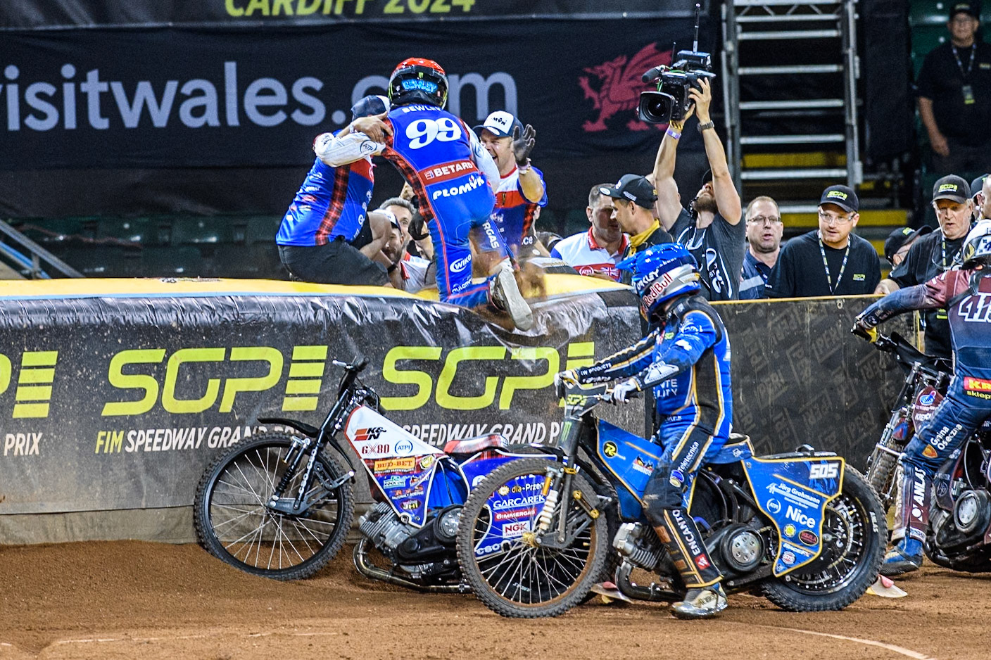 Daniel Bewley (99) of Great Britain celebrates his win in the Grand Final with his team during the FIM Speedway Grand Prix of Great Britain at The Principality Stadium, Cardiff on Saturday 17th August 2024. (Photo: Ian Charles | MI News)