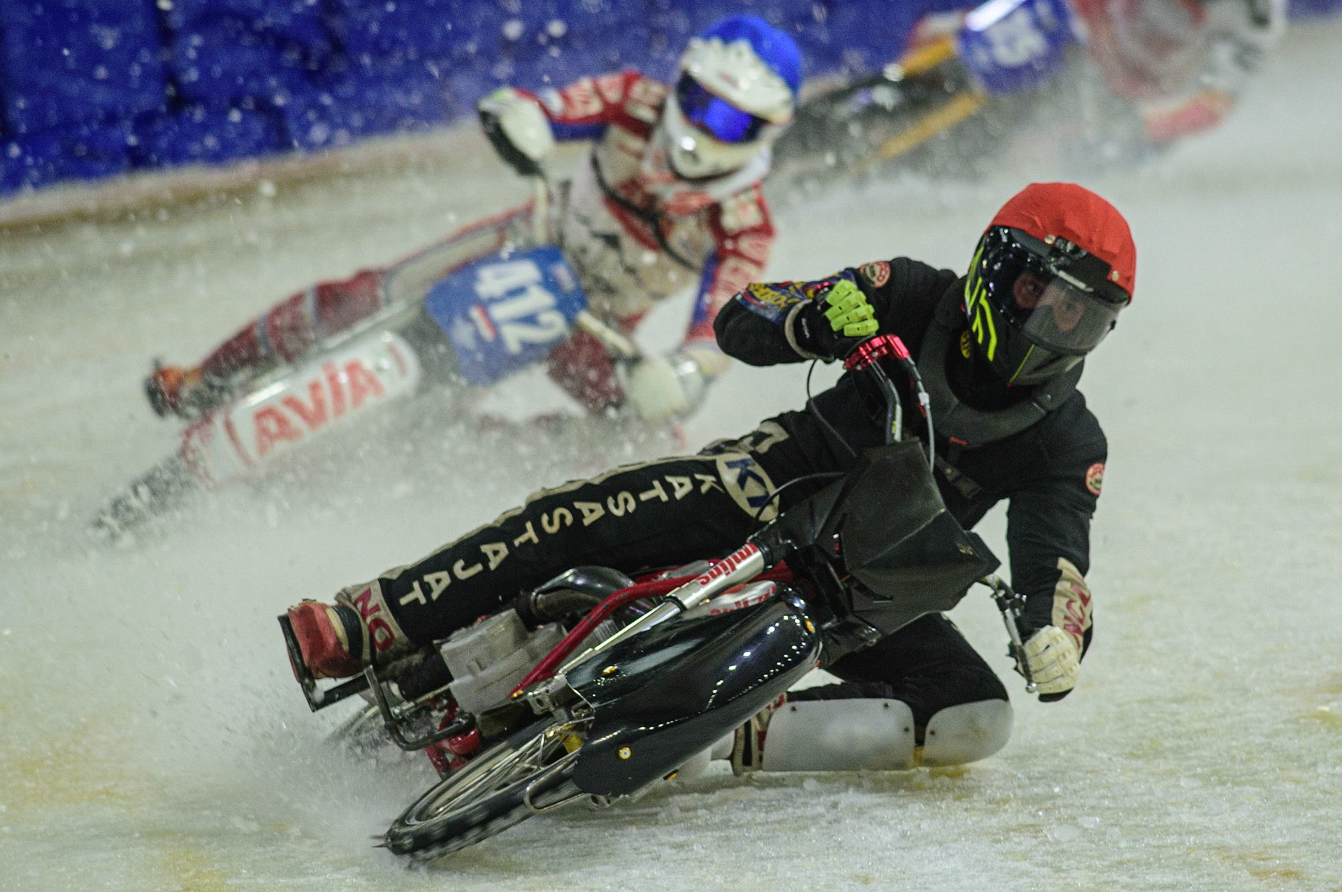 HEERENVEEN, NL. APR 1. Henri Ahlbom (Red) leads Niek Schaap (Blue)  during the ROLOEF THIJS BOKAAL  at Ice Rink Thialf, Heerenveen on Friday 1st April 2022. (Credit: Ian Charles | MI News)