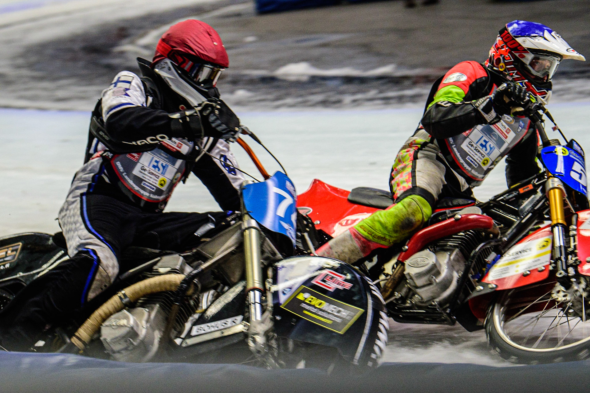 Mats Järf (74) (Red) outside Harald Simon (50) (Blue) during the Ice Speedway Gladiators World Championship Final 2 at Max-Aicher-Arena, Inzell, Germany on Sunday 19th March 2023. (Photo: Ian Charles | MI News)