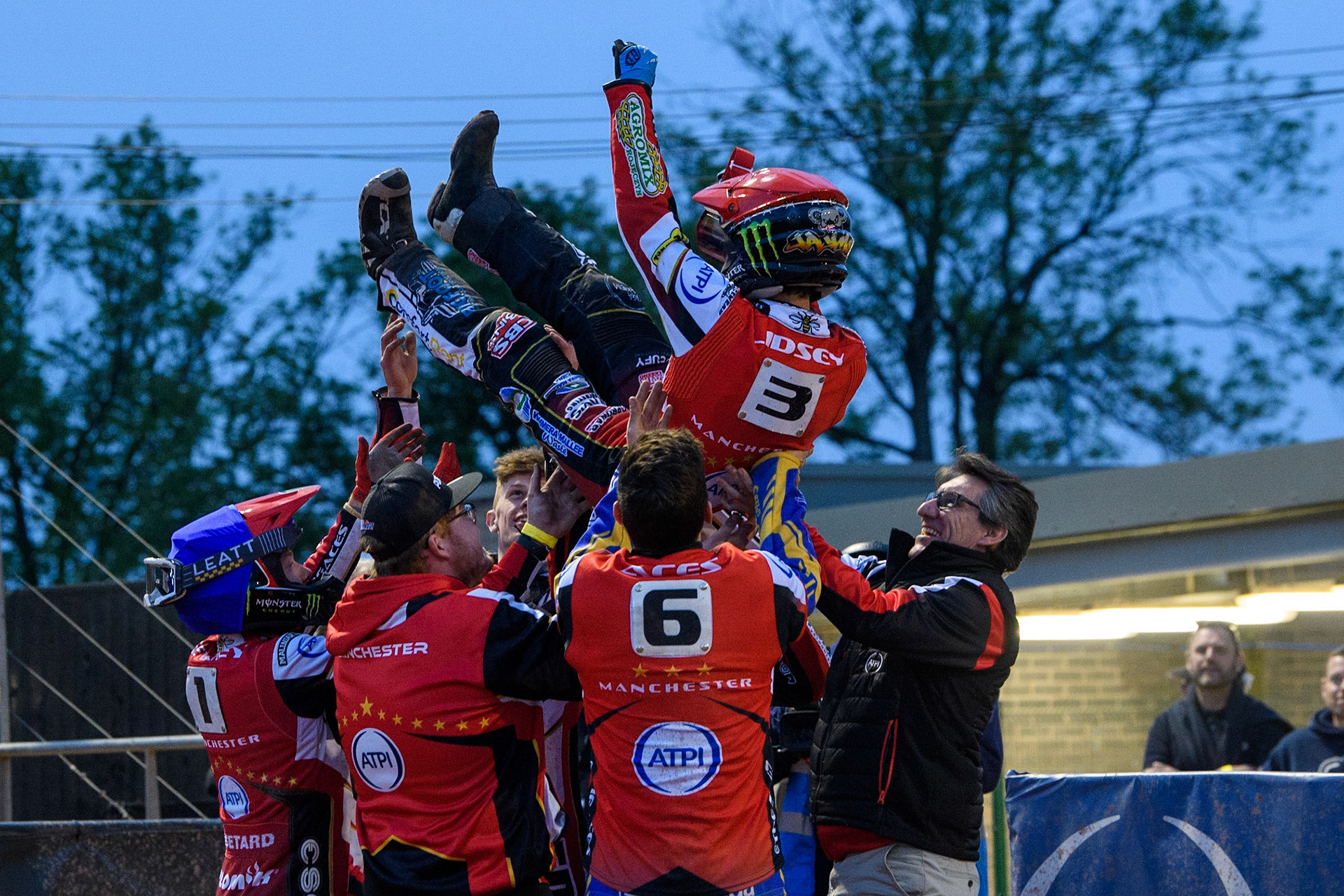 Maximum man Jaimon Lidsey gets the bumps fro  his team mates during the Sports Insure Premiership Knock Out Cup Quarter Final 2nd Leg between Belle Vue Aces and Wolverhampton Wolves at the National Speedway Stadium, Manchester on Thursday 18th May 2023. (Photo: Ian Charles | MI News)