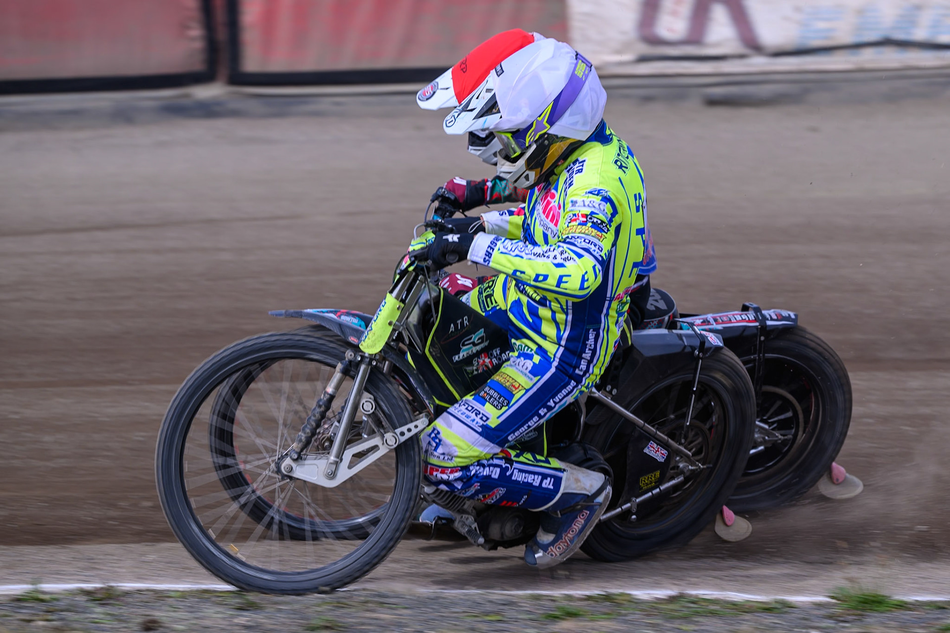 Darryl Ritchings of Oxford Chargers in White tries to pass Alfie Bowtell of Buxton Bulls in Red during the WSRA National Development League match between Buxton Bulls and Oxford Chargers at Hi-Edge Speedway, Buxton on Sunday 2nd August 2026. (Photo: Ian Charles | MI News)