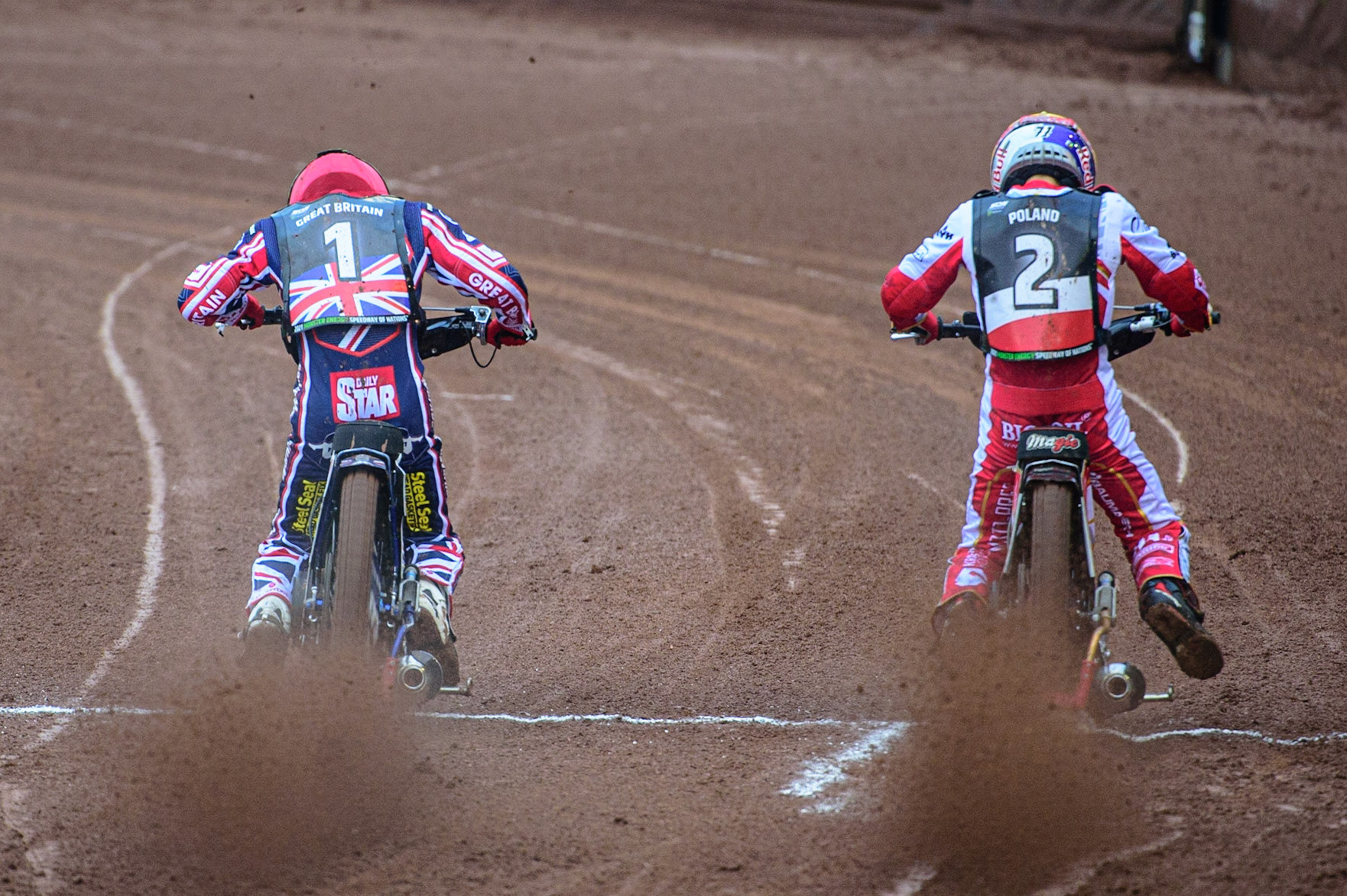 MANCHESTER, UK. OCT 17TH Dan Bewley of Great Britain (Red) and Maciej Janowski of Poland (Yellow) leave the start during the Monster Energy FIM Speedway of Nations at the National Speedway Stadium, Manchester on Sunday  17th October 2021. (Credit: Ian Charles | MI News)