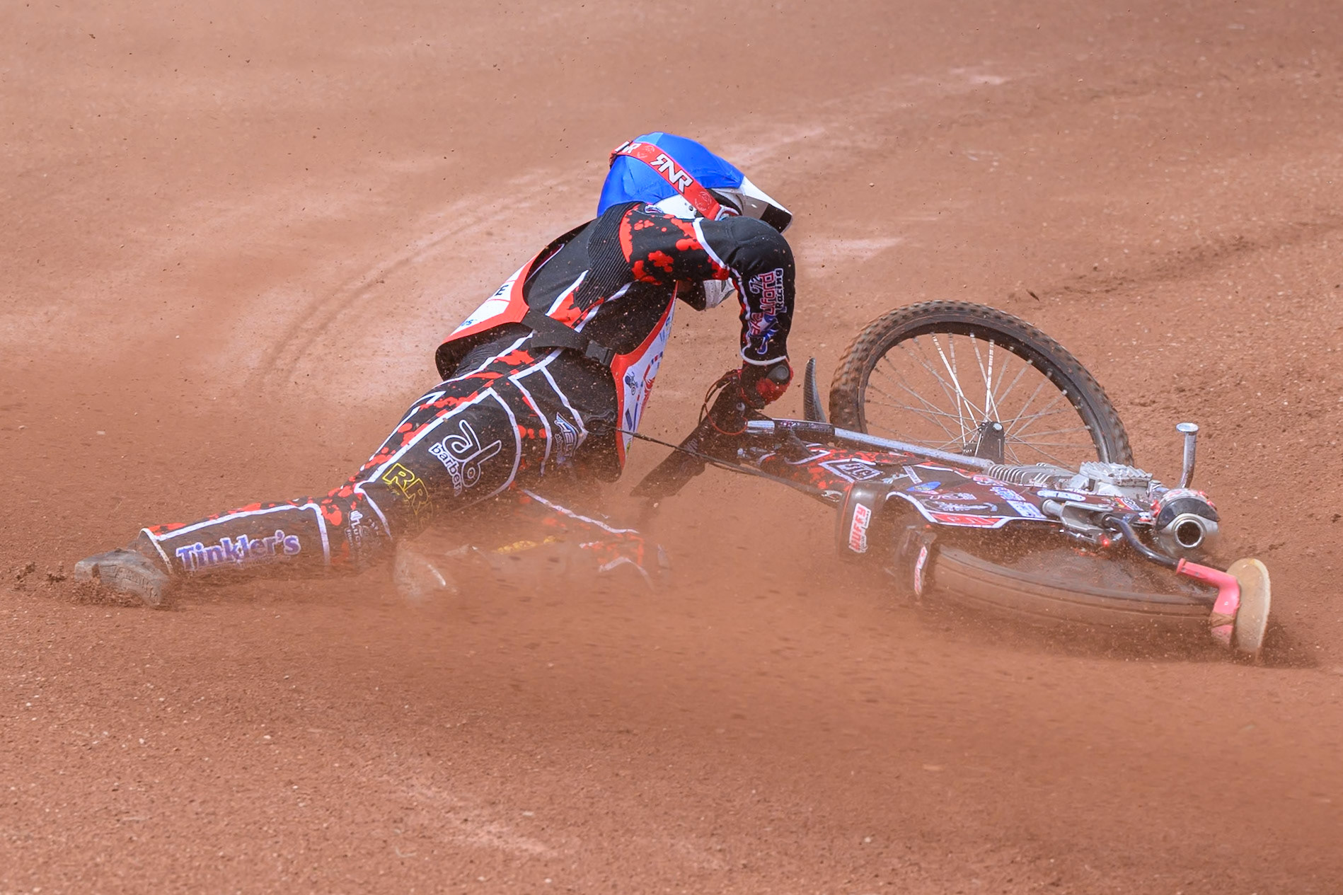 BRITISH YOUTH CHAMPIONSHIP (500cc): Kayden Mundy (8) in Red rides inside Dylan Huthwaite (9)  in Blue who then falls during the British Youth Speedway Championship at the National Speedway Stadium, Manchester on Sunday 10th May 2026. (Photo: Ian Charles | MI News)