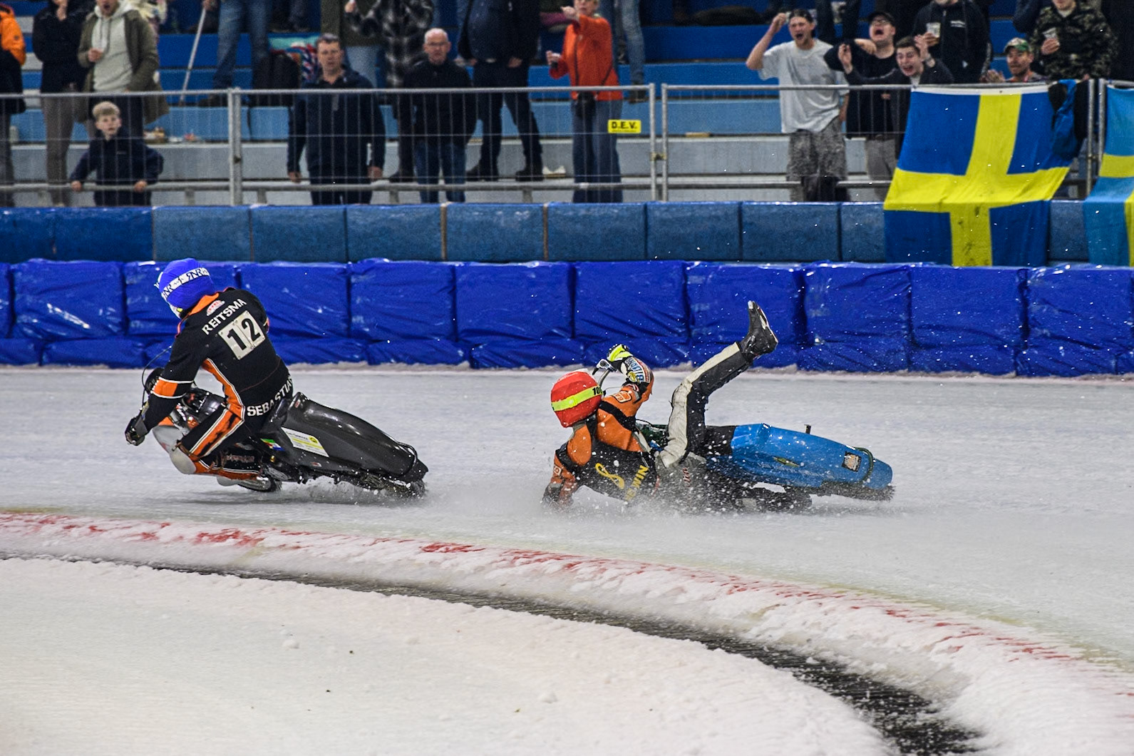 Melwin Björklin of Sweden falls when eating the Grand Final during the Roelof Thijs Bokaal, Ice Rink Thialf, Heerenveen, Netherlands on Friday 4th April 2025. (Photo: Ian Charles | MI News)