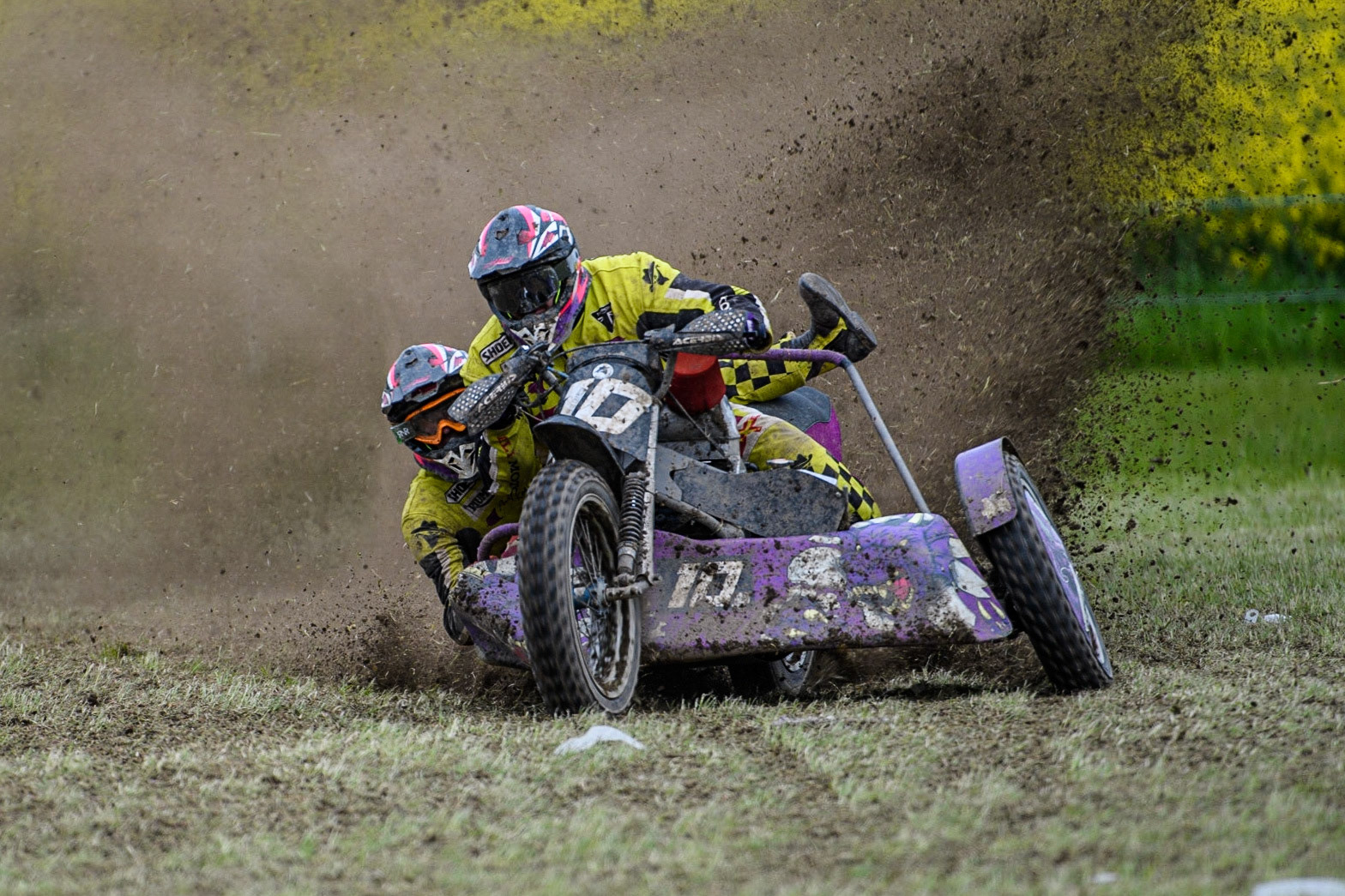 Clint Blondell and Chris Townsend (10) kick up the dirt in the 1000cc Sidecar Class during the Cheshire Grass Track Three Trophies meeting at High Legh, Cheshire on Sunday 14th May 2023. (Photo: Ian Charles | MI News)