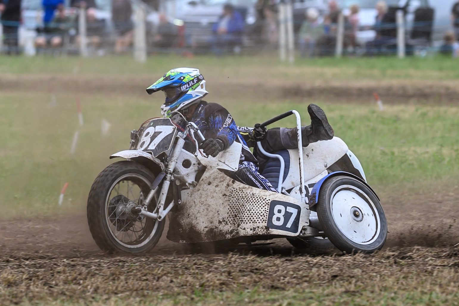 Rob Bradley and Jake Liversidge (87) in action in the 1000cc Sidecar class during the ACU Northern Grass Track Riders Championship at Cheshire Grass Track Club, Frog Lane, Knutsford, Cheshire on Sunday 20th July 2025. (Photo: Ian Charles | MI News)