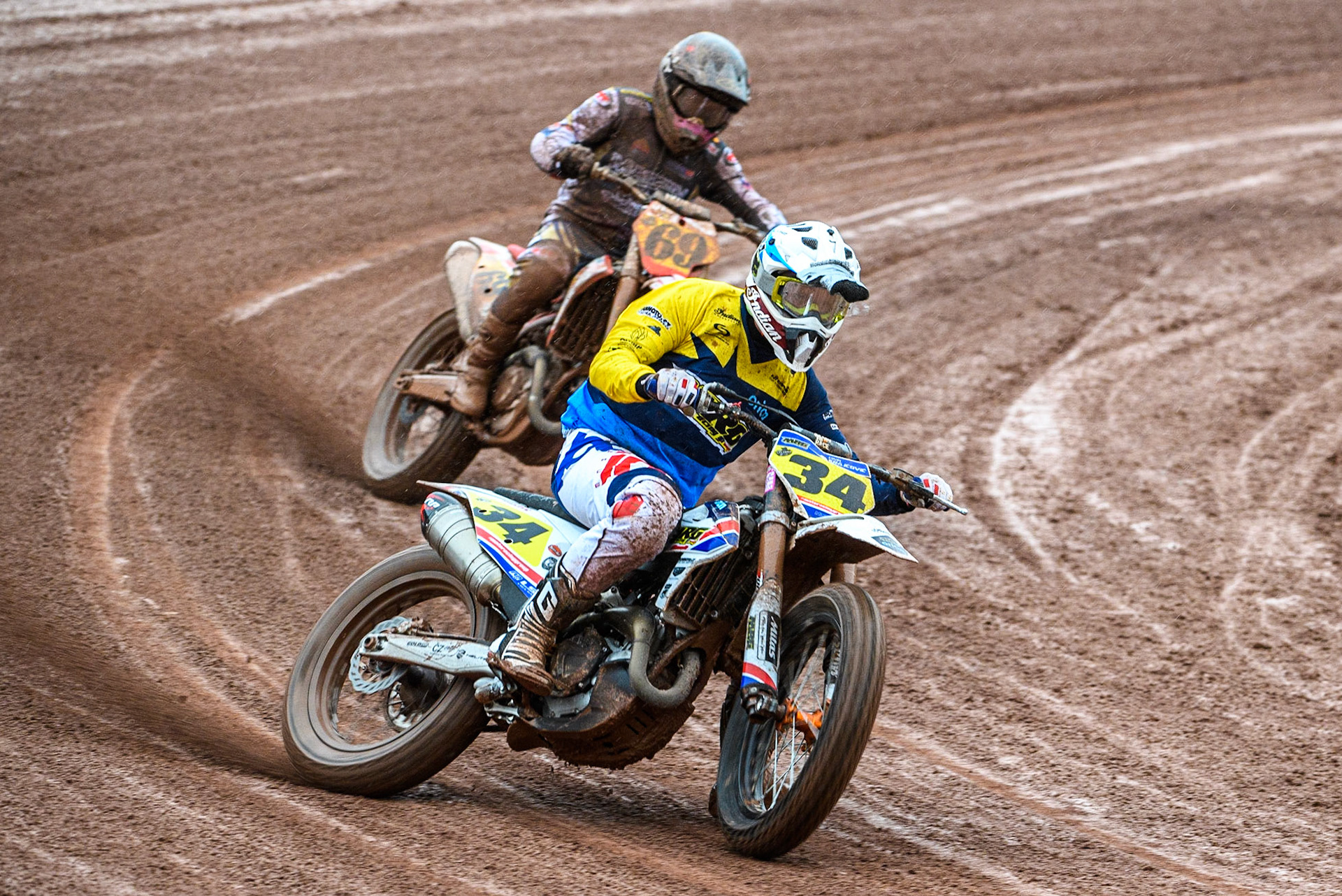 Ervin Krajčovič (34) from Czech Rep. leads Sammy Halbert (69) from USA during the FIM World Flat Track Championship Round 1 at the National Speedway Stadium, Manchester on Saturday 5th August 2023. (Photo: Ian Charles | MI News)