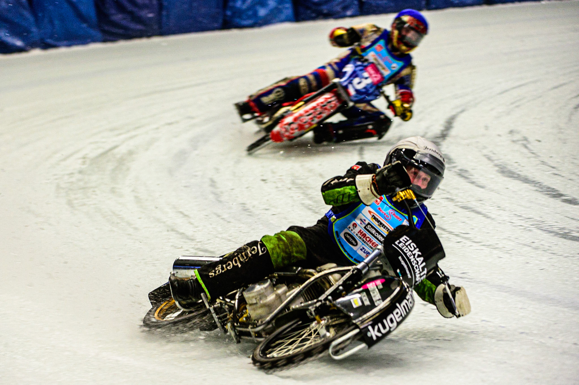 Per-Olof Serenius (White) leads Antonin Klatovsky during the Race of Legends at the Max-Aicher-Arena, Inzell on Friday 17th March 2023. (Photo: Ian Charles | MI News)