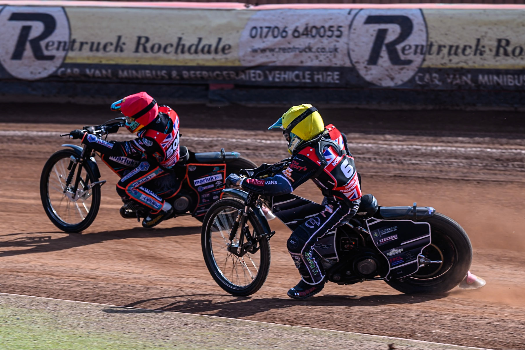Casper Kluciniak (505) in Red leading Seth Norman (6) in Yellow during the British Youth Speedway Championship at the National Speedway Stadium, Manchester on Sunday 10th August 2025. (Photo: Ian Charles | MI News)