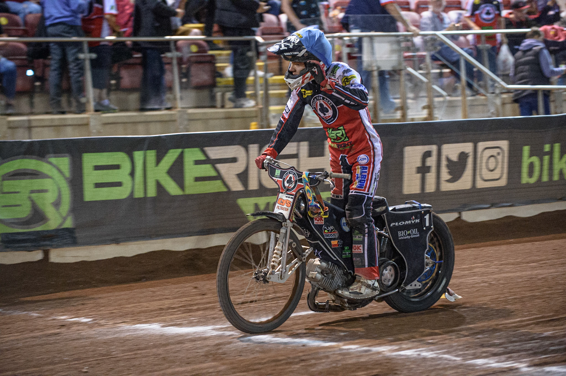 MANCHESTER, UK. AUGUST 23RD    Dan Bewley  acknowledges the cheers after his final heat during the SGB Premiership match between Belle Vue Aces and King's Lynn Stars at the National Speedway Stadium, Manchester on Monday 23rd August 2021. (Credit: Ian Charles | MI News)