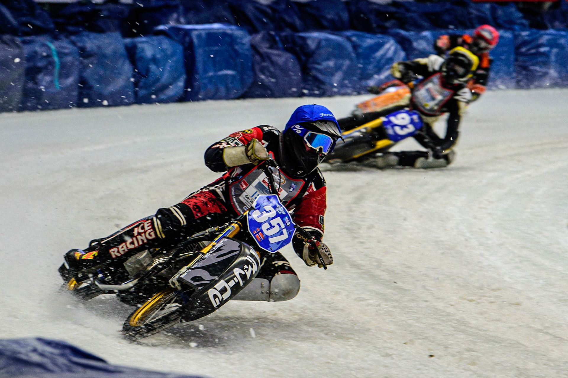 Jo Saetre (357) (Blue) leads Franz Mayerbüchler (93) (Yellow) and Sebastian Reitsma (283) (Red) during the Ice Speedway Gladiators World Championship Final 2 at Max-Aicher-Arena, Inzell, Germany on Sunday 19th March 2023. (Photo: Ian Charles | MI News)