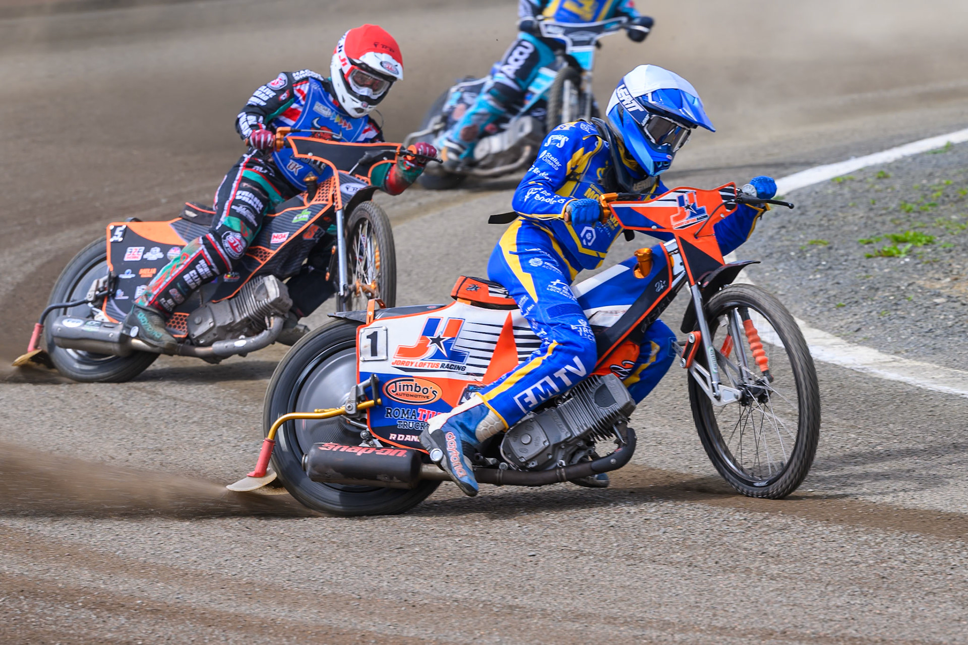 Jordy Loftus of Edinburgh Monarchs Academy in White leadingAlfie Bowtell of Buxton Bulls in Red during the WSRA National Development League match between Buxton Bulls and Edinburgh Monarchs Academy at Hi-Edge Speedway, Buxton on Sunday 14th June 2026. (Photo: Ian Charles | MI News)