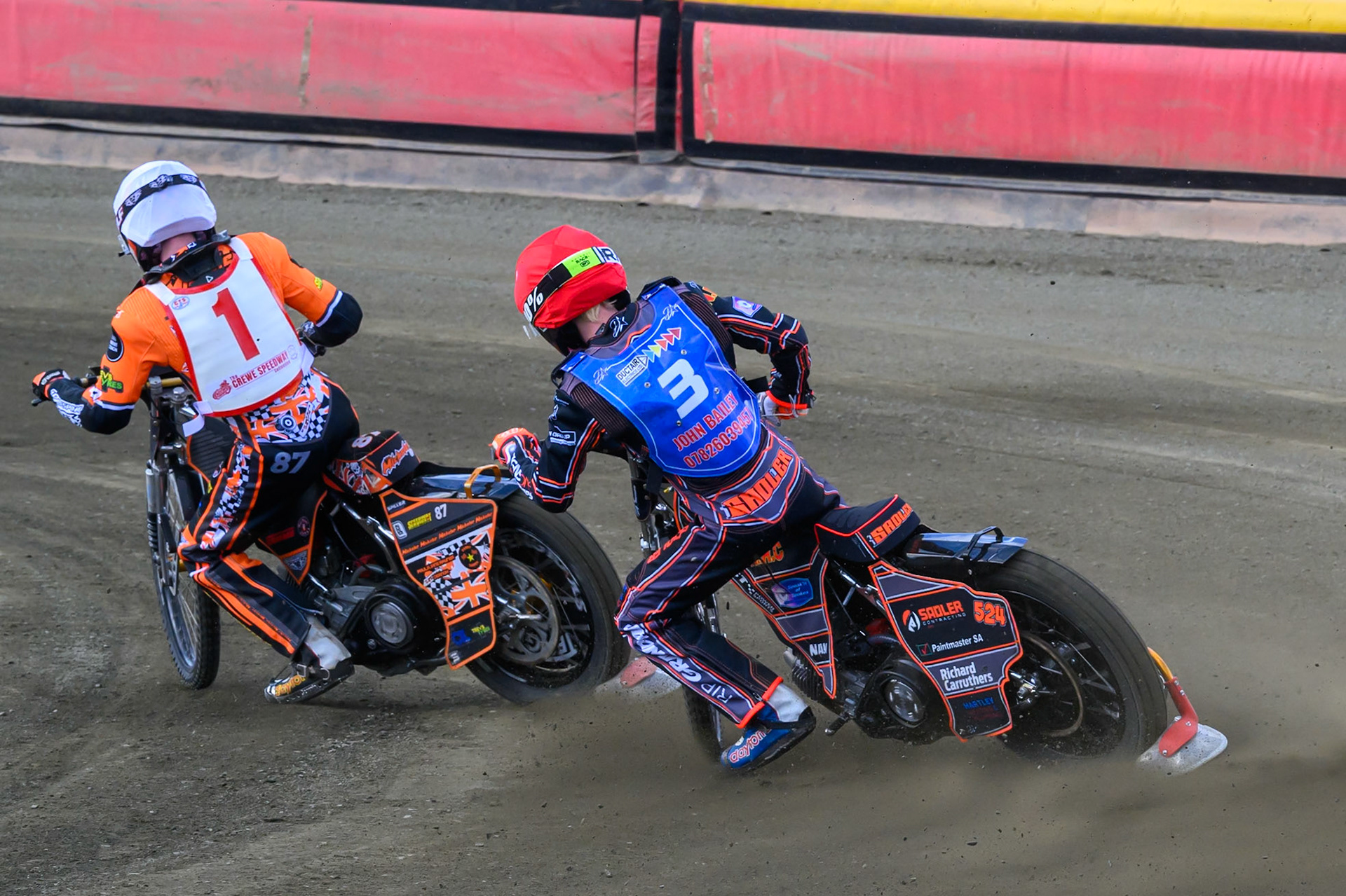 Jacob Fellows of Buxton Bulls  in Red chases Mickie Simpson of 'The Kings'  in White during the Regina Chains Fours at Buxton Speedway, Buxton on Sunday 5th April 2026. (Photo: Ian Charles | MI News)