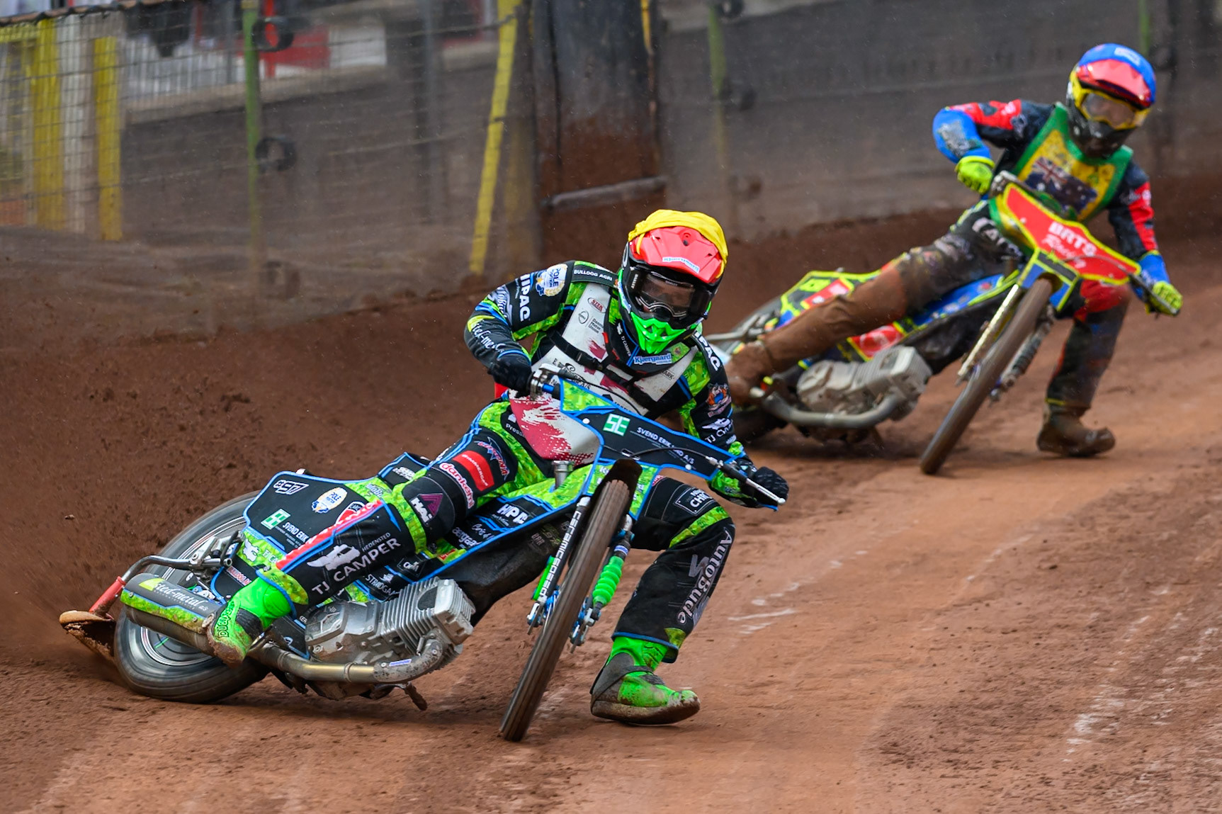 Mikkel Andersen of Denmark in Yellow leading Tate Zischke of Australia in Blue during the FIM SGP2 Qualifying Round at the Peugeot Ashfield Stadium in Glasgow on Saturday 24th May 2025. (Photo: Ian Charles | MI News)