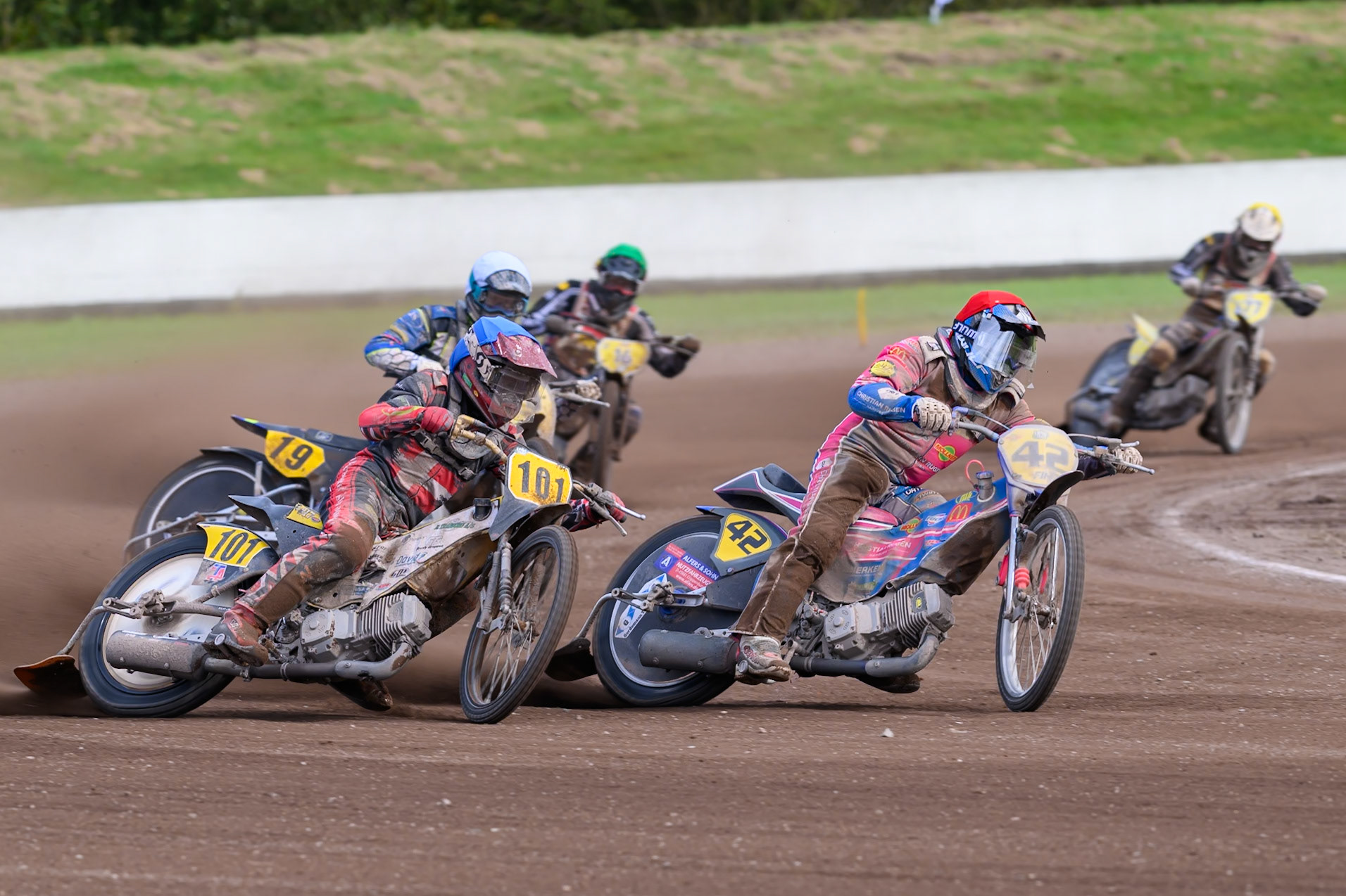 Stephan Katt (42) of Germany in Red leading Patrick Kruse (101) of Denmark in Blue William Kruit (19) of The Netherlands in White Reserve Rider Fabian Wachs of Germany in Green and Timo Wachs (677) of Germany in Yellow during the FIM Long Track World Championship Final 4, at the Speed Centre Roden, Netherlands on Sunday 21st September 2025. (Photo: Ian Charles | MI News)during the FIM Long Track World Championship Final 4, at the Speed Centre, Roden on Sunday 21st September 2025. (Photo: Ian Charles | MI News)
