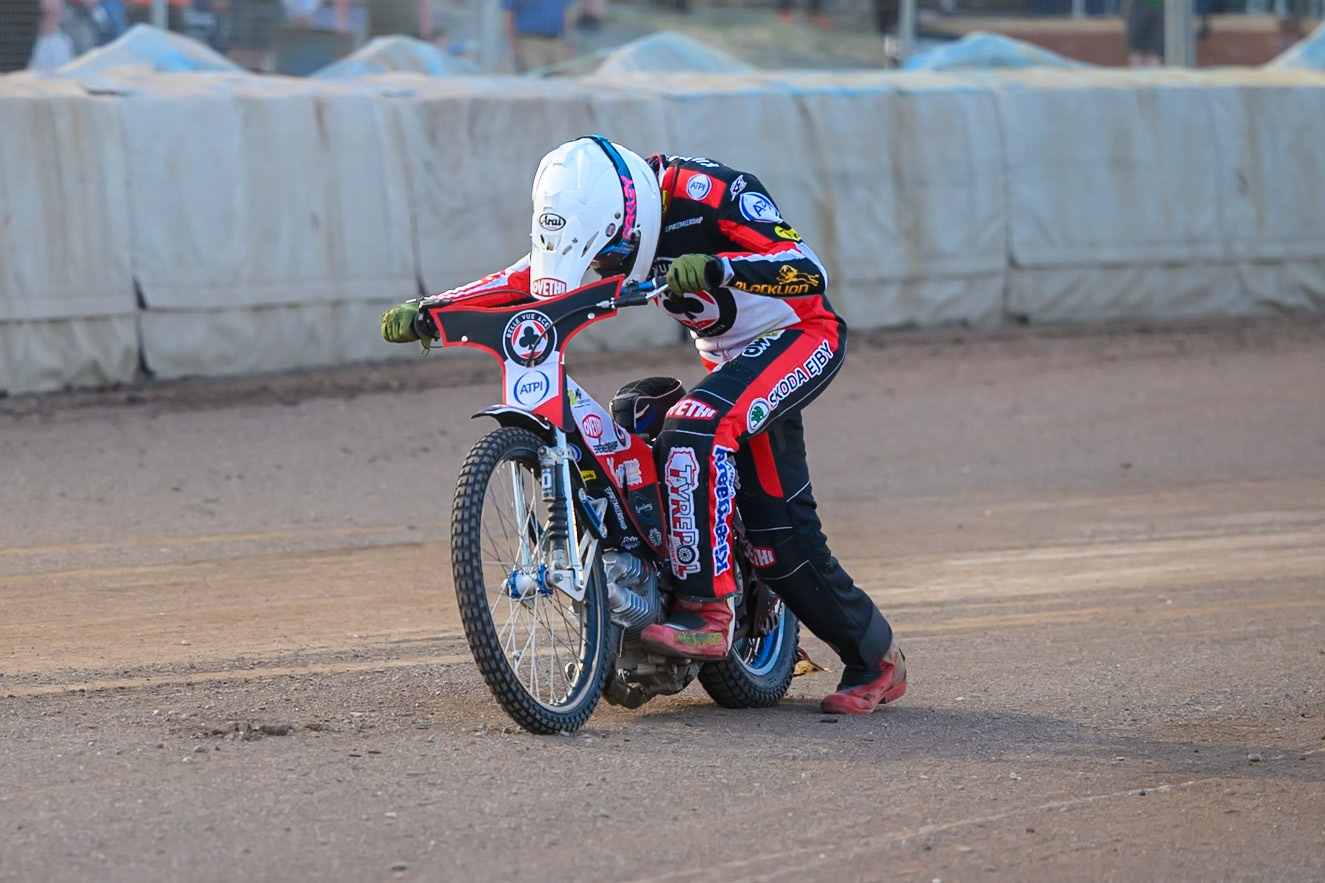 Peter Kildemand of Belle Vue Aces in White  pushes his bike home to score the final point in Heat 7 during the Rowe Motor Oil Premiership match between Northampton Foxes and Belle Vue Aces at Northampton International Shaleway, Northampton on Thursday 13th August 2026. (Photo: Ian Charles | MI News)