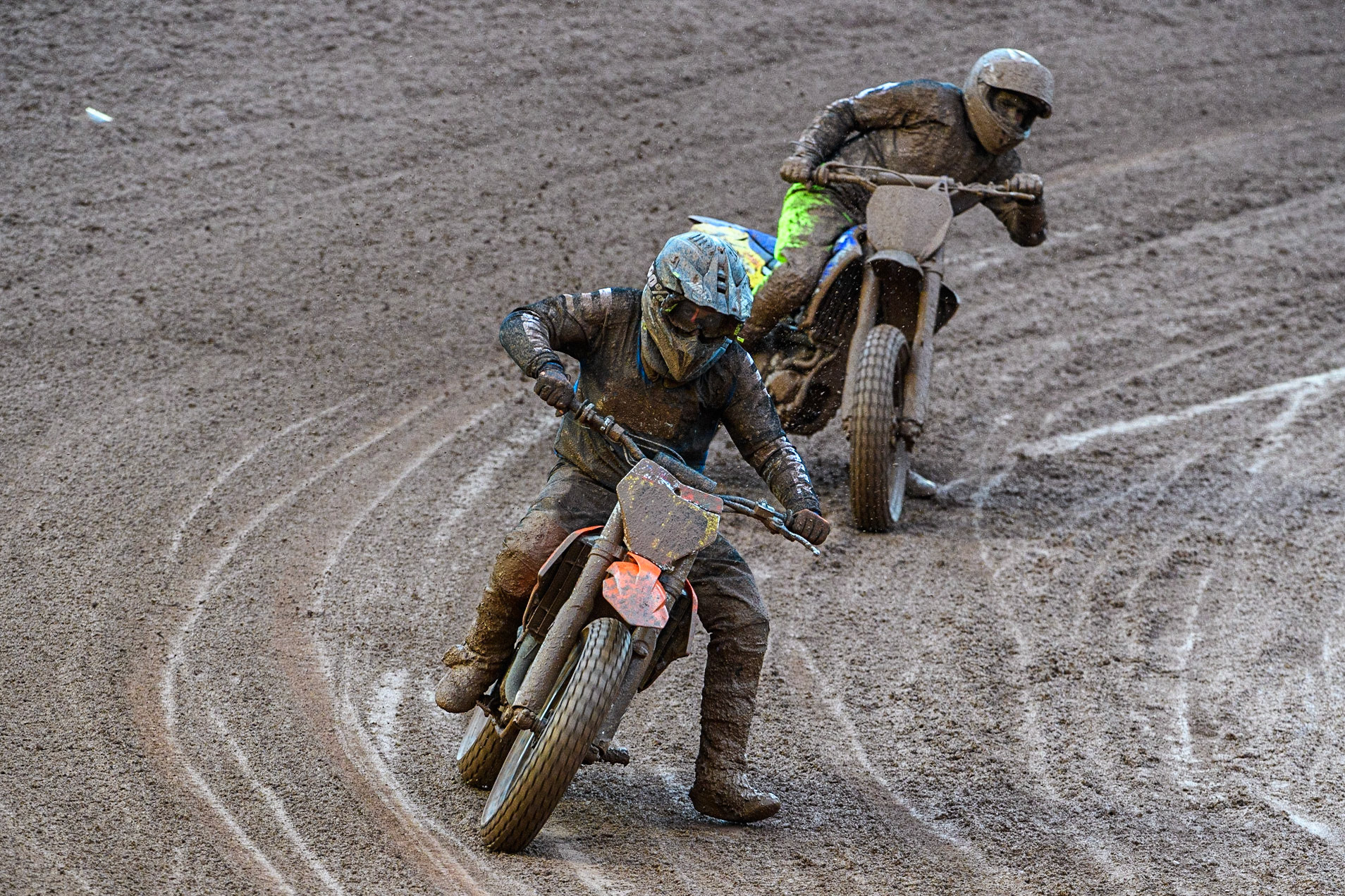 Daniele Tonelli (90) from Italy leads during the FIM World Flat Track Championship Round 1 at the National Speedway Stadium, Manchester on Saturday 5th August 2023. (Photo: Ian Charles | MI News)