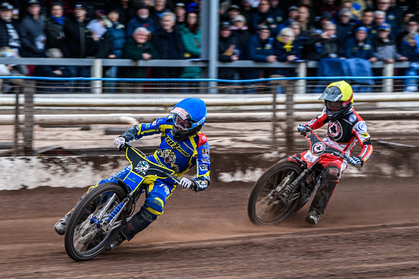 Anders Rowe of Sheffield Tigers leading Zach Cook of Belle Vue Aces during the Rowe Motor Oil Premiership match between Sheffield Tigers and Belle Vue Aces at Owlerton Stadium, Sheffield on Monday 5th May 2025. (Photo: Ian Charles | MI News)