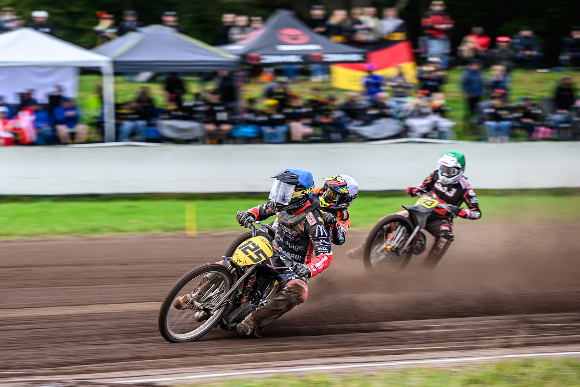 Lukas Fienhage (125) of Germany in Blue rides inside Wild Card Rider Romano Hummel (15) of The Netherlands in White and Kenneth Kruse Hansen (333) of Denmark in Green during the FIM Long Track World Championship Final 4, at the Speed Centre Roden, Netherlands on Sunday 21st September 2025. (Photo: Ian Charles | MI News)during the FIM Long Track World Championship Final 4, at the Speed Centre, Roden on Sunday 21st September 2025. (Photo: Ian Charles | MI News)