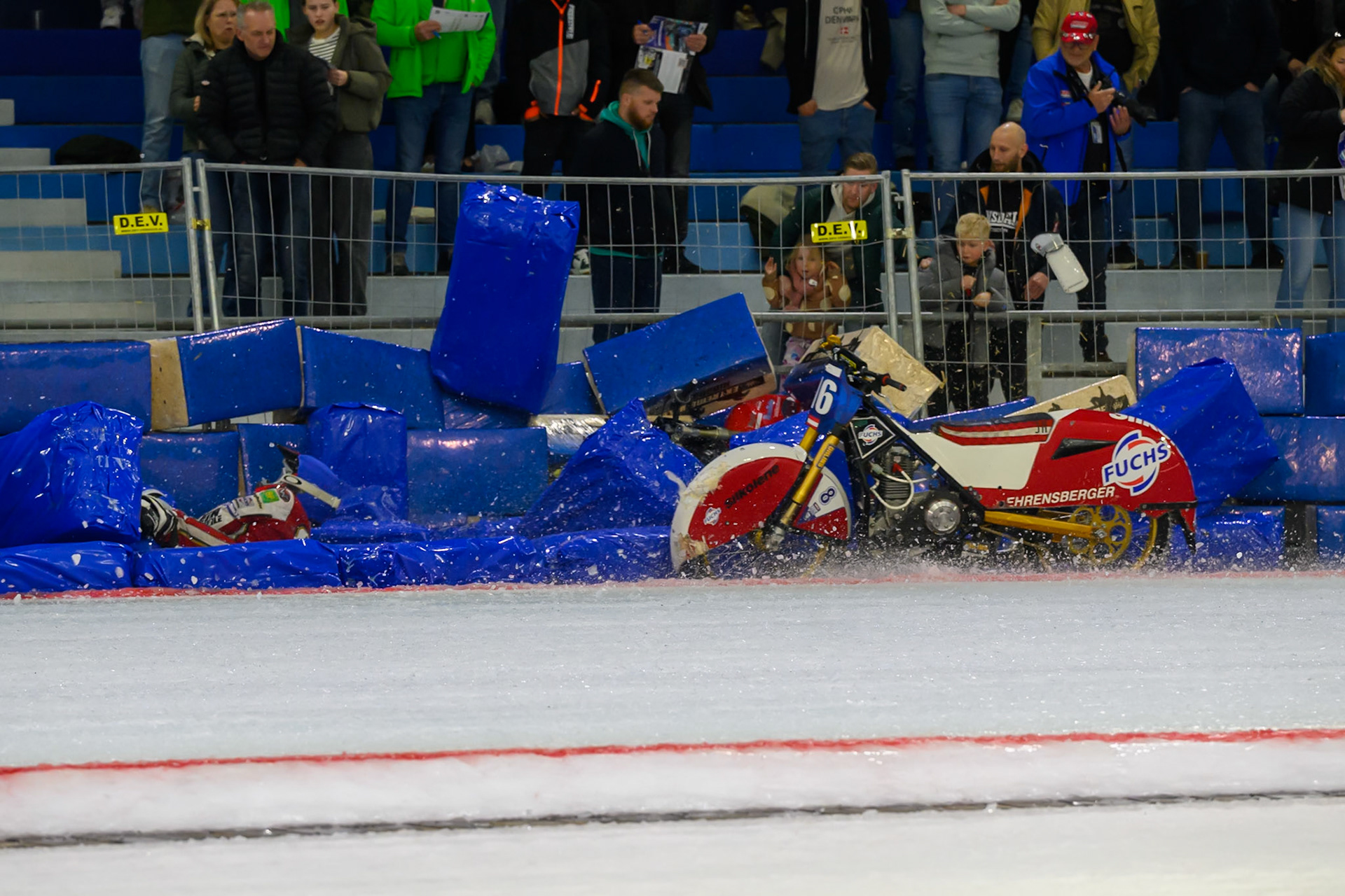 Simon Mayer of Germany in Red and Josef Kreuzberger of Austria in Blue collide and crash  during the ROELOF THIJS BOKAAL at Ice Rink Thialf, Heerenveen on Friday 10th April 2026.  (Photo: Ian Charles | MI News)