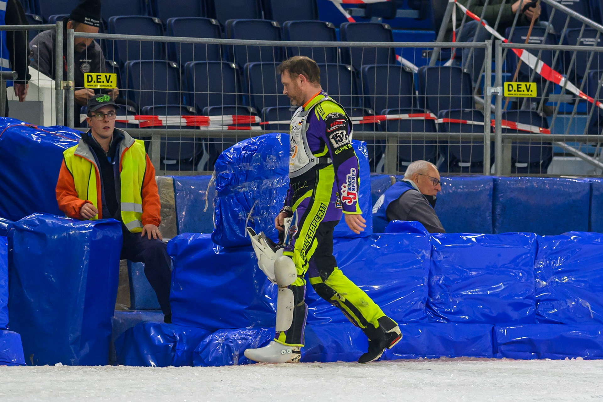 Paul Cooper of Great Britain walks back to the pits after his Heat 11 fall during the ROELOF THIJS BOKAAL at Ice Rink Thialf, Heerenveen on Friday 10th April 2026.  (Photo: Ian Charles | MI News)