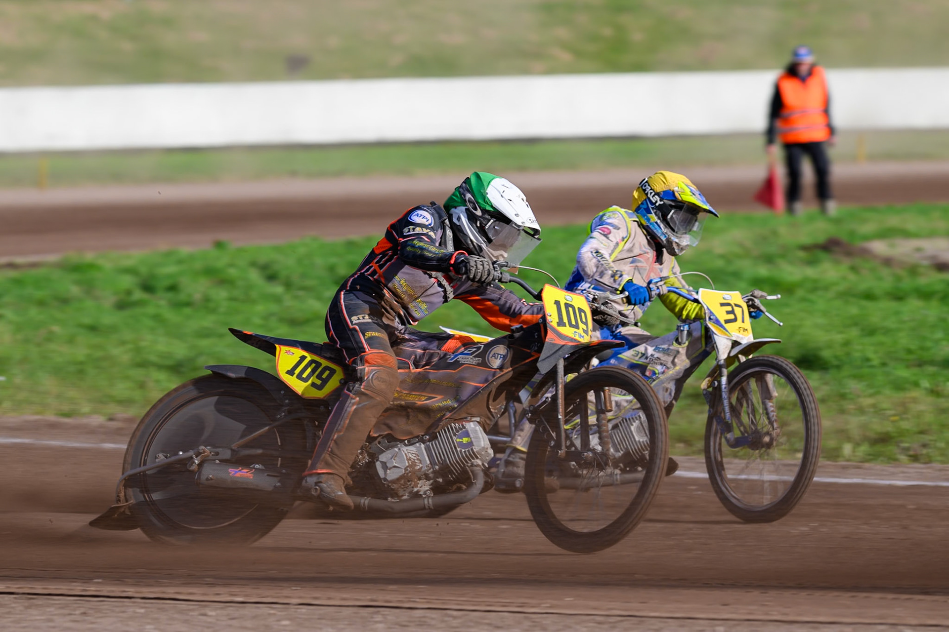 Zach Wajtknecht (109) of Great Britain in Green passes Chris Harris (37) of Great Britain in Yellow to take second place in the final and the World Championship during the FIM Long Track World Championship Final 4, at the Speed Centre Roden, Netherlands on Sunday 21st September 2025. (Photo: Ian Charles | MI News)during the FIM Long Track World Championship Final 4, at the Speed Centre, Roden on Sunday 21st September 2025. (Photo: Ian Charles | MI News)