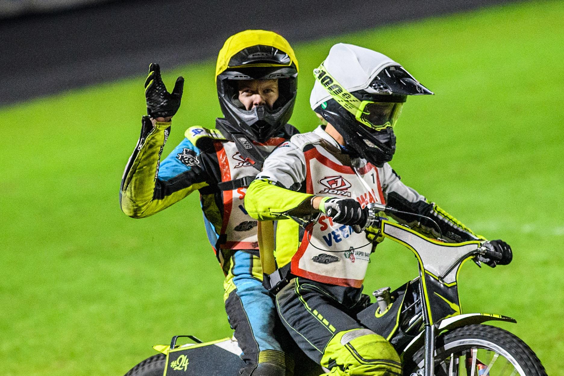 Lars Skupien of Poland in White gives his fellow countryman Jakub Oleksiak of Poland a lift back to the pits after his fall in heat 9 during the Golden JOPA Helmet at Sportpark Veenoord, Veenoord, Netherlands on Saturday 21st September 2024. (Photo: Ian Charles | MI News)