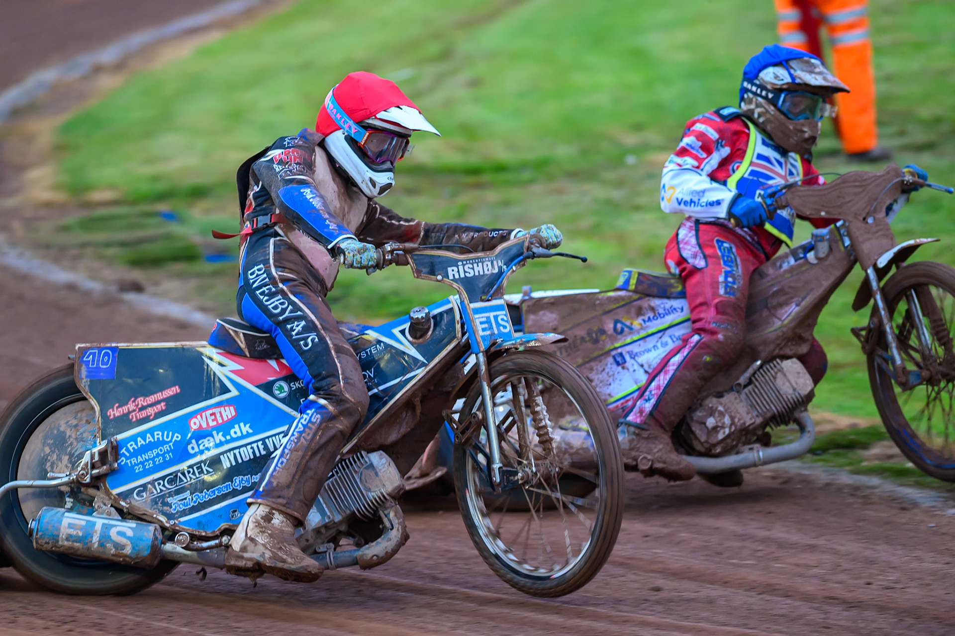 Frederik Jacobsen of Denmark in Red rides outside Chris Harris of Great Britain in Blue during the Speedway GP Qualifying Round 3 at Allied Ashfield Stadium, Glasgow on Saturday 30th May 2026. (Photo: Ian Charles | MI News)