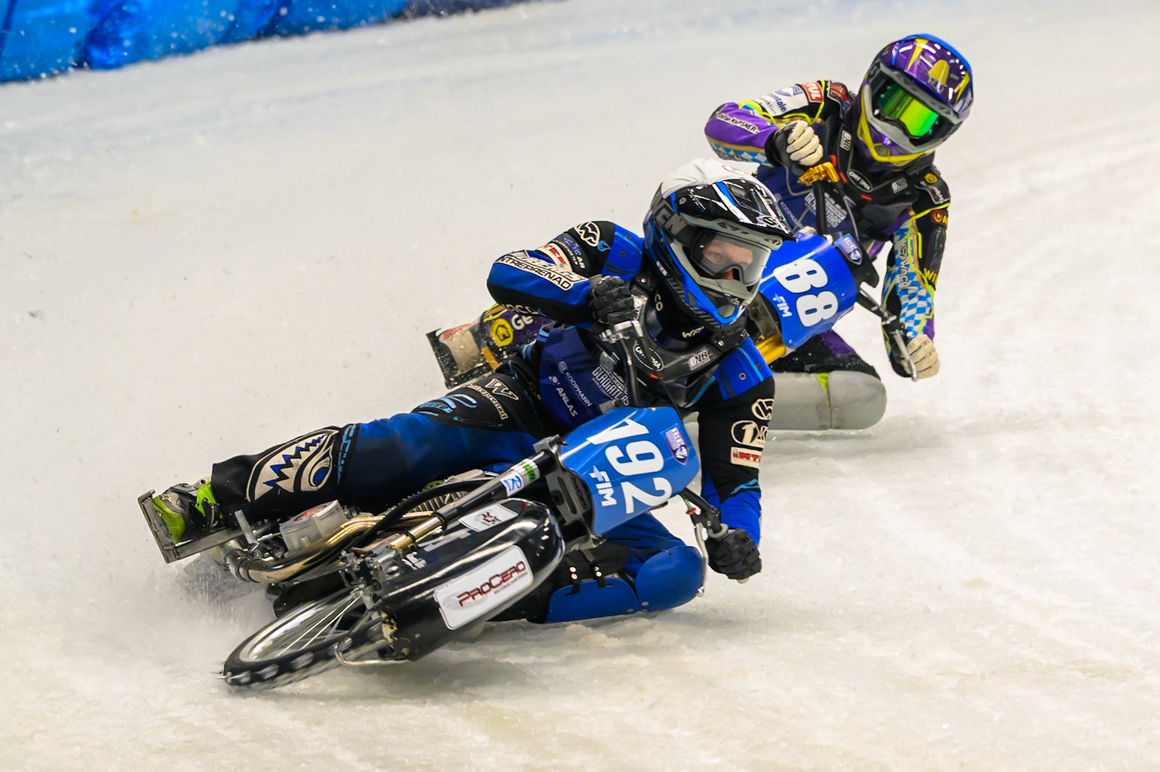 Niclas Svensson (192) of Sweden in White leading Max Niedermaier (88) of Germany in Blue during the Ice Speedway Gladiators World Championship Final 2 at Max-Aicher-Arena, Inzell on Sunday 15th March 2026. (Photo: Ian Charles | MI News)