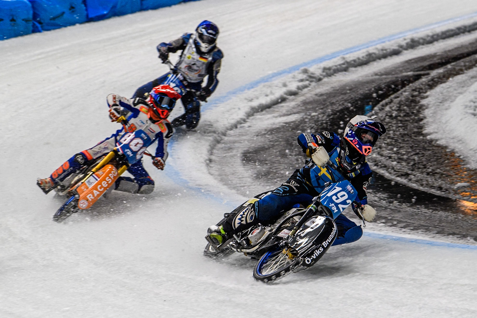 Niclas Svensson (192) of Sweden in White leading Jasper Iwema (800) of The Netherlands in Red and Wild Card Reinhard Greisel (16) of Germany in Blue during the Ice Speedway Gladiators World Championship Final 1 at Max-Aicher-Arena, Inzell on Saturday 15th March 2025. (Photo: Ian Charles | MI News)