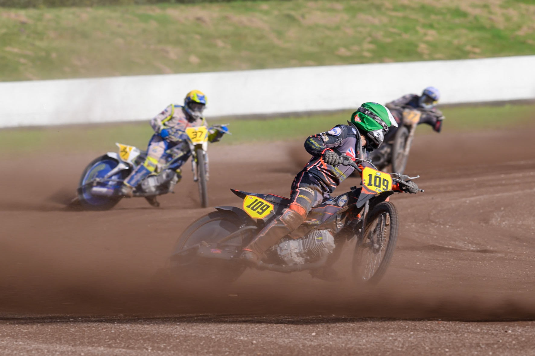 Zach Wajtknecht (109) of Great Britain in Green looks behind to see where Chris Harris (37) of Great Britain in White is as he rides towards the finish line  during the FIM Long Track World Championship Final 4, at the Speed Centre Roden, Netherlands on Sunday 21st September 2025. (Photo: Ian Charles | MI News)during the FIM Long Track World Championship Final 4, at the Speed Centre, Roden on Sunday 21st September 2025. (Photo: Ian Charles | MI News)