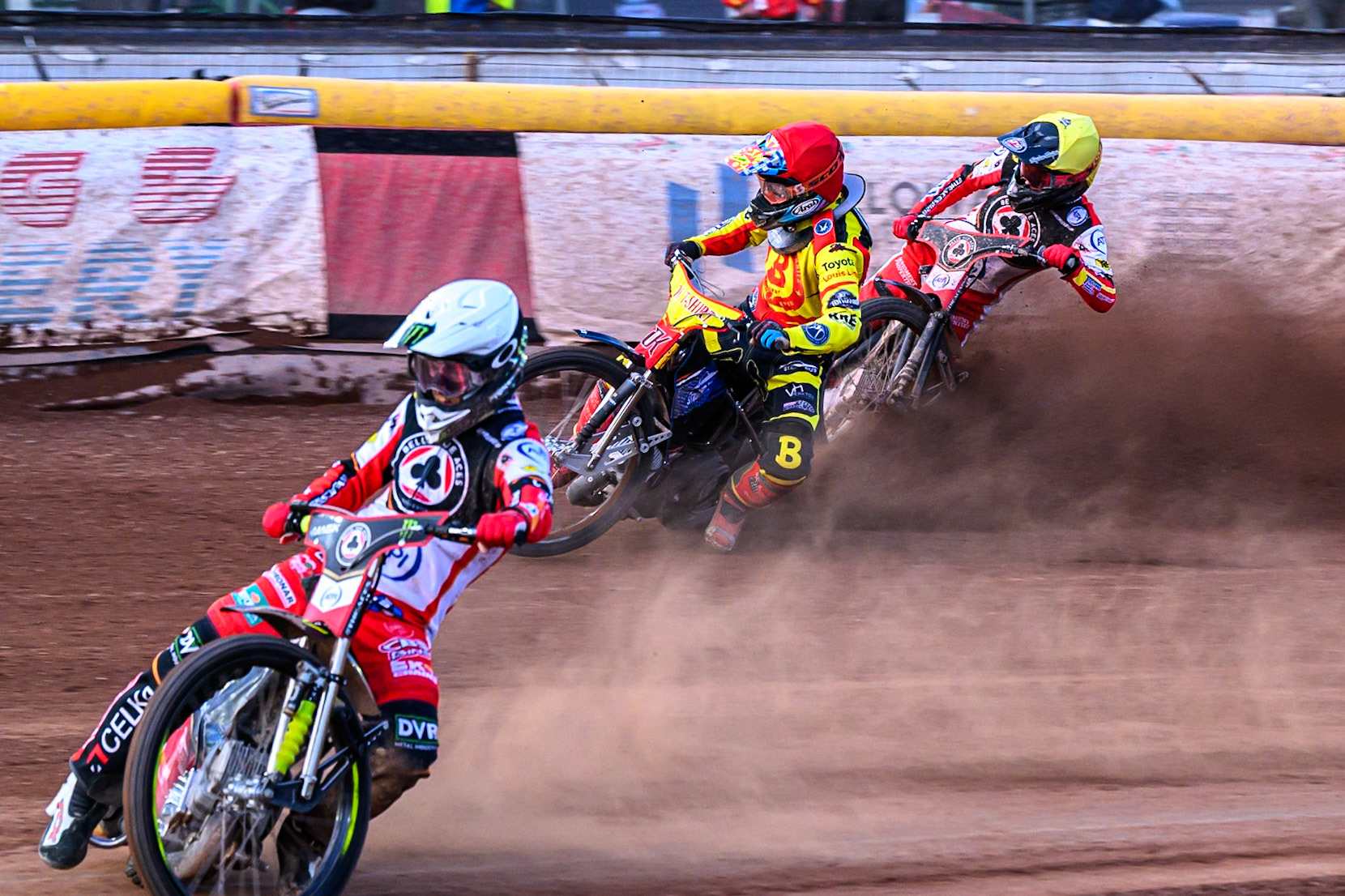Belle Vue Aces' Jaimon Lidsey in White leading as Birmingham Brummies' Jonas Jeppesen in Red takes Belle Vue Aces' Zach Cook wide and into the dirt during the Rowe Motor Oil Premiership match between Birmingham Brummies and Belle Vue Aces at Perry Bar Stadium, Birmingham on Monday 2nd June 2025. (Photo: Ian Charles | MI News)